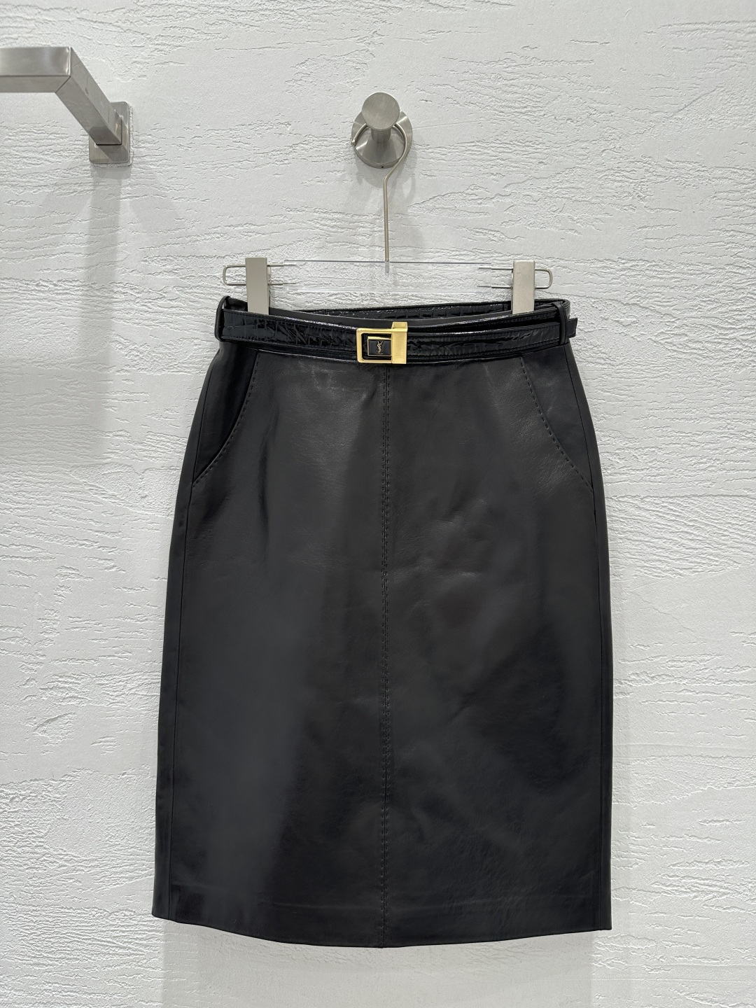 NO:870390,Exclusive first launch of high-end original quality Sain*Laurent26 early spring new product, imported top-grade lambskin slim-fit hip-covering long skirt!  Imported lambskin, original customized rear slit design, high-end fashionable style item!  The goddess with both A and sassy temperament has a huge upper body and looks slim!  The three-dimensional silhouette is versatile and not picky. The perfect workmanship quality depends on the details. Two colors S-XL. M size waist 68, hip 90, skirt length 58., saint laurent-clothing, saint laurent, saint laurent, skirts, sheepskin,19860909独家首发高端原单品质Sain*Laurent26早春新品 进口顶级小羊皮修身包臀长半裙！进口小羊皮,原版定制后开叉设计高级时髦气质单品！又A又飒气质女神上身巨显瘦！立体裁版型百搭不挑人.完美做工品质看细节.两色S-XL. M码腰围68,臀围90,裙长58.,圣罗兰-服装,saint laurent,saint laurent,skirts,sheepskin,,Women's clothing
