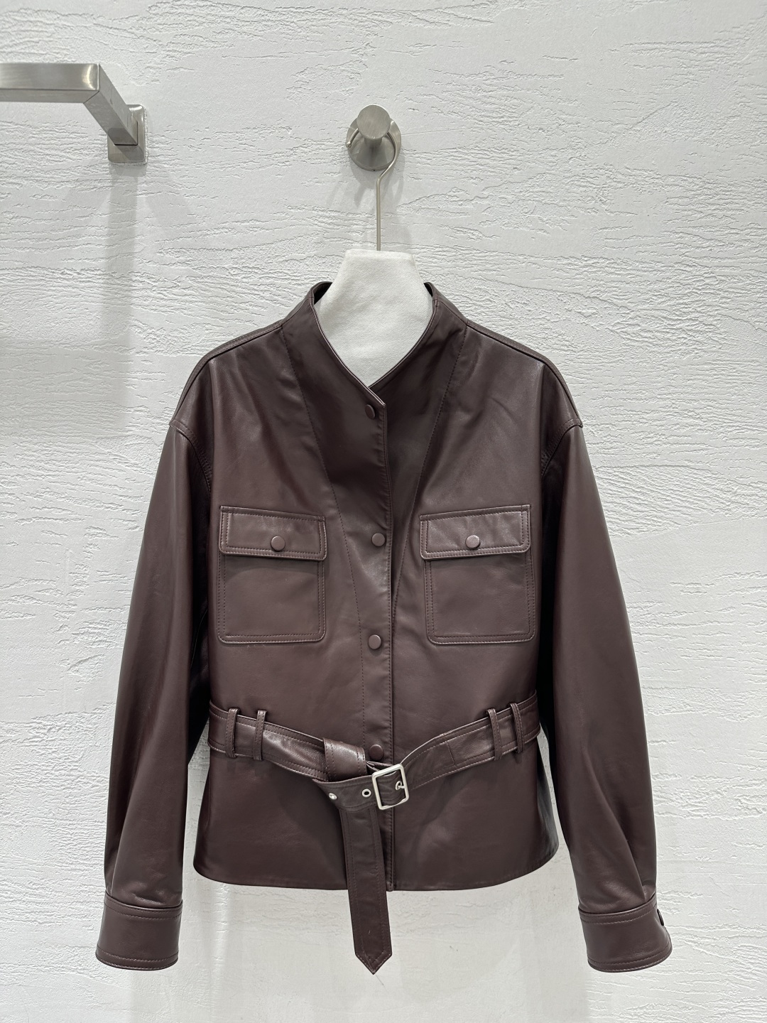 NO:721925,Exclusively debuting the same high-quality 26 spring new product as Wang Luodan star Wang Luodan’s hunting style belted jacket!  Original custom imported vegetable tanned lambskin!  Retro work pockets with belt design for casual elegance!  The sassy, ​​gentle and classic version doesn't flatter your upper body and makes you look slimmer!  Sweet and salty, fashionable and high-end. The imported leather is delicate and wide!  Perfect workmanship quality depends on the details!  Two colors S-XL. M size bust 114, shoulder width 49, sleeve length 54, dress length 56., women's clothing, jackets & coats, jackets & coats, sheepskin,19860909独家首发高端品质王珞丹明星同款 26春装新品 猎装风束腰夹克外套！原版定制进口植鞣工艺小羊皮！复古工装口袋 系腰带设计随性优雅！飒爽温柔经典版型不挑人上身超显瘦！可甜可盐时髦又高级.进口皮质细腻挺阔！完美做工品质看细节！两色S-XL. M码胸围114,肩宽49,袖长54,衣长56.,女装,jackets & coats,jackets & coats,sheepskin,,Women's clothing