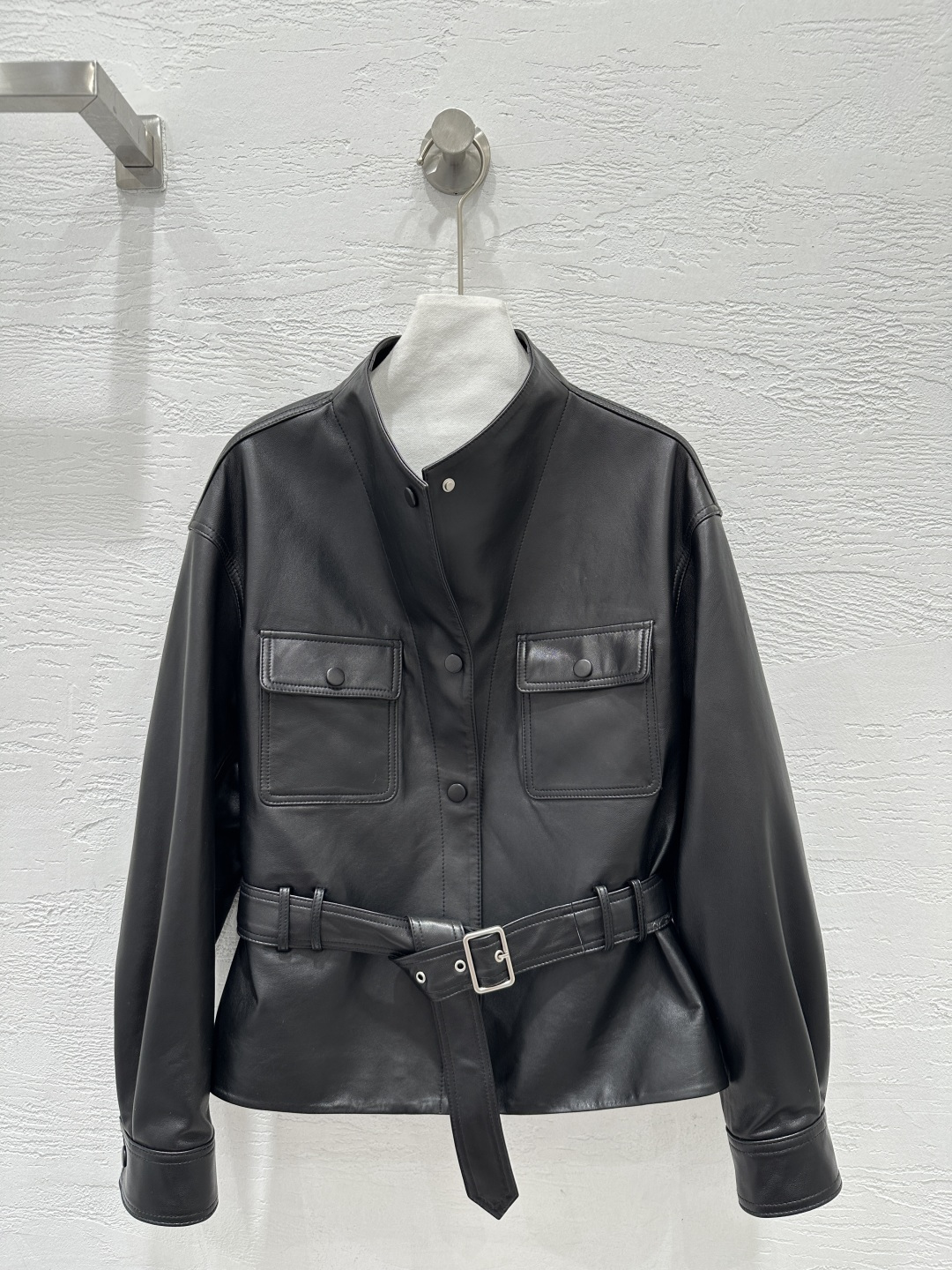 NO:869938,Exclusively debuting the same high-quality 26 spring new product as Wang Luodan star Wang Luodan’s hunting style belted jacket!  Original custom imported vegetable tanned lambskin!  Retro work pockets with belt design for casual elegance!  The sassy, ​​gentle and classic version doesn't flatter your upper body and makes you look slimmer!  Sweet and salty, fashionable and high-end. The imported leather is delicate and wide!  Perfect workmanship quality depends on the details!  Two colors S-XL. M size bust 114, shoulder width 49, sleeve length 54, dress length 56., women's clothing, jackets & coats, jackets & coats, sheepskin,19860909独家首发高端品质王珞丹明星同款 26春装新品 猎装风束腰夹克外套！原版定制进口植鞣工艺小羊皮！复古工装口袋 系腰带设计随性优雅！飒爽温柔经典版型不挑人上身超显瘦！可甜可盐时髦又高级.进口皮质细腻挺阔！完美做工品质看细节！两色S-XL. M码胸围114,肩宽49,袖长54,衣长56.,女装,jackets & coats,jackets & coats,sheepskin,,Women's clothing