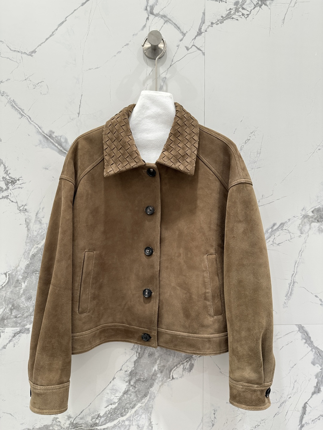 NO:927191,Exclusive first release of high-end original quality Bot*ega veneta26 new spring clothing, Barn style fashionable jackets and jackets!  Customized imported deerskin suede lambskin woven collar, retro modern three-dimensional tailoring style is high-end and fashionable!  The drop-shoulder H version is versatile and does not pick up on the upper body. The perfect workmanship depends on the details. Four colors SML. M size bust 116, shoulder width 53, sleeve length 53, clothing length 55., Bottega Veneta - clothing, bottega veneta, jackets & coats, jackets & coats, sheepskin,19860909独家首发高端原单品质Bot*ega veneta26春装新品 巴恩风时髦穿搭夹克外套！定制进口鹿皮绒面小羊皮编织领,复古摩登立体剪裁版型高级又时髦！落肩H版型百搭不挑人上身巨显瘦.完美做工品质看细节.四色SML. M码胸围116,肩宽53,袖长53,衣长55.,葆蝶家-服装,bottega veneta,jackets & coats,jackets & coats,sheepskin,,Women's clothing