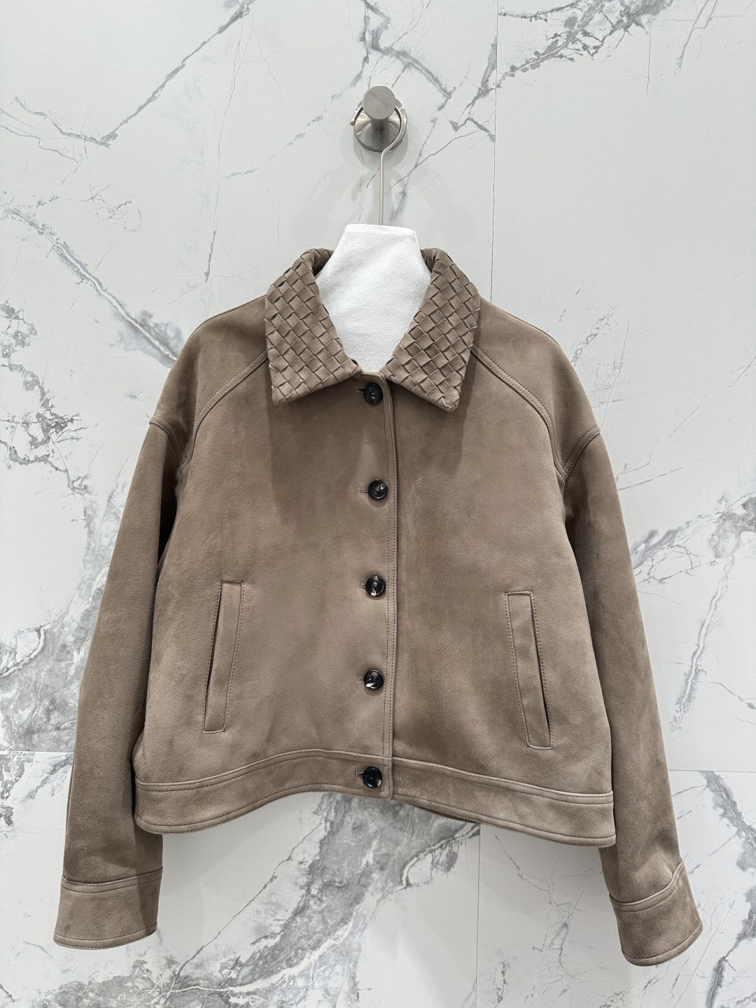 NO:869958,Exclusive first release of high-end original quality Bot*ega veneta26 new spring clothing, Barn style fashionable jackets and jackets!  Customized imported deerskin suede lambskin woven collar, retro modern three-dimensional tailoring style is high-end and fashionable!  The drop-shoulder H version is versatile and does not pick up on the upper body. The perfect workmanship depends on the details. Four colors SML. M size bust 116, shoulder width 53, sleeve length 53, clothing length 55., Bottega Veneta - clothing, bottega veneta, jackets & coats, jackets & coats, sheepskin,19860909独家首发高端原单品质Bot*ega veneta26春装新品 巴恩风时髦穿搭夹克外套！定制进口鹿皮绒面小羊皮编织领,复古摩登立体剪裁版型高级又时髦！落肩H版型百搭不挑人上身巨显瘦.完美做工品质看细节.四色SML. M码胸围116,肩宽53,袖长53,衣长55.,葆蝶家-服装,bottega veneta,jackets & coats,jackets & coats,sheepskin,,Women's clothing