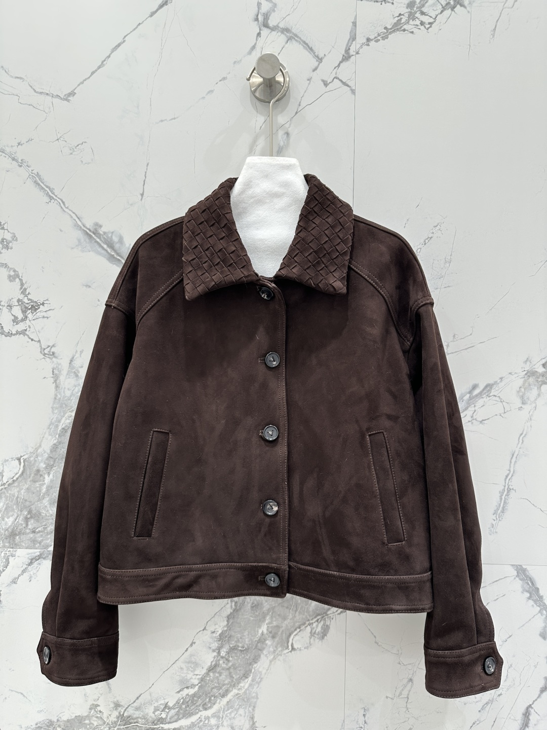 NO:774438,Exclusive first release of high-end original quality Bot*ega veneta26 new spring clothing, Barn style fashionable jackets and jackets!  Customized imported deerskin suede lambskin woven collar, retro modern three-dimensional tailoring style is high-end and fashionable!  The drop-shoulder H version is versatile and does not pick up on the upper body. The perfect workmanship depends on the details. Four colors SML. M size bust 116, shoulder width 53, sleeve length 53, clothing length 55., Bottega Veneta - clothing, bottega veneta, jackets & coats, jackets & coats, sheepskin,19860909独家首发高端原单品质Bot*ega veneta26春装新品 巴恩风时髦穿搭夹克外套！定制进口鹿皮绒面小羊皮编织领,复古摩登立体剪裁版型高级又时髦！落肩H版型百搭不挑人上身巨显瘦.完美做工品质看细节.四色SML. M码胸围116,肩宽53,袖长53,衣长55.,葆蝶家-服装,bottega veneta,jackets & coats,jackets & coats,sheepskin,,Women's clothing