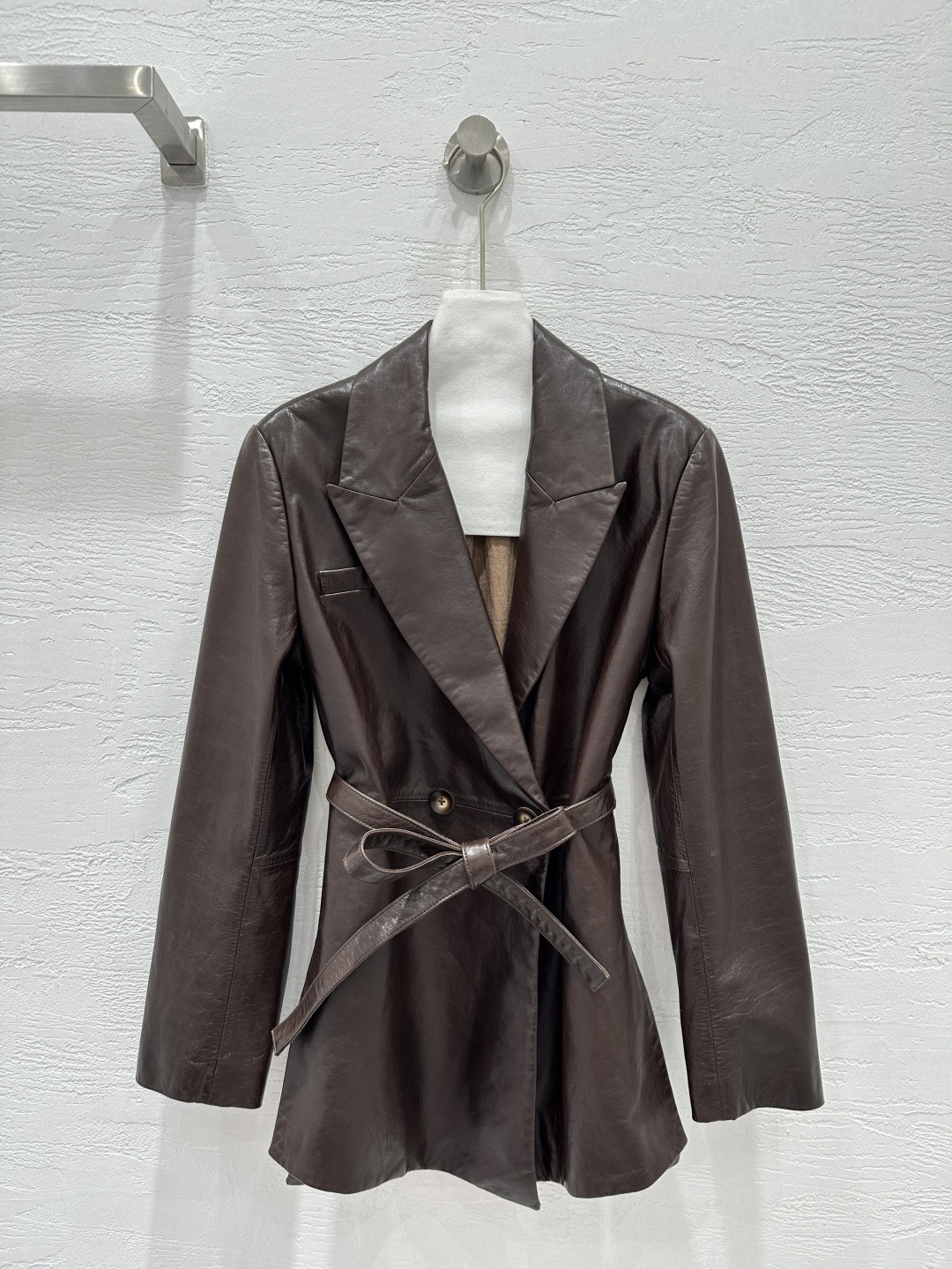 NO:721957,The exclusive first release of high-end original quality Ala*a26 new spring clothing imported top-quality lambskin oil-wax leather suit!  The classic belted design is fashionable and handsome!  The side slit design makes the upper body look slimmer!  The three-dimensional tailoring is versatile and easy to match. Imported lambskin!  The leather is soft and delicate, and the lining is exclusively customized with linen craftsmanship!  The texture is incomparable and the loose fit is versatile, making your upper body slimmer and taller!  Perfect workmanship quality depends on the details!  Two-color SML. M size bust 102, shoulder width 42, sleeve length 60, dress length 73., women's clothing, business suit, sheepskin,19860909独家首发高端原单品质Ala*a26春装新品 进口顶级小羊皮油蜡皮西装！经典版型系腰带设计高级时髦又帅气！侧开叉设计上身巨显瘦！立体裁版型百搭不挑人.进口小羊皮！皮质柔软细腻,独家定制亚麻工艺里布！质感无敌宽松版型百搭上身显瘦又高挑！完美做工品质看细节！两色SML. M码胸围102,肩宽42,袖长60,衣长73.,女装,business suit,sheepskin,,Women's clothing