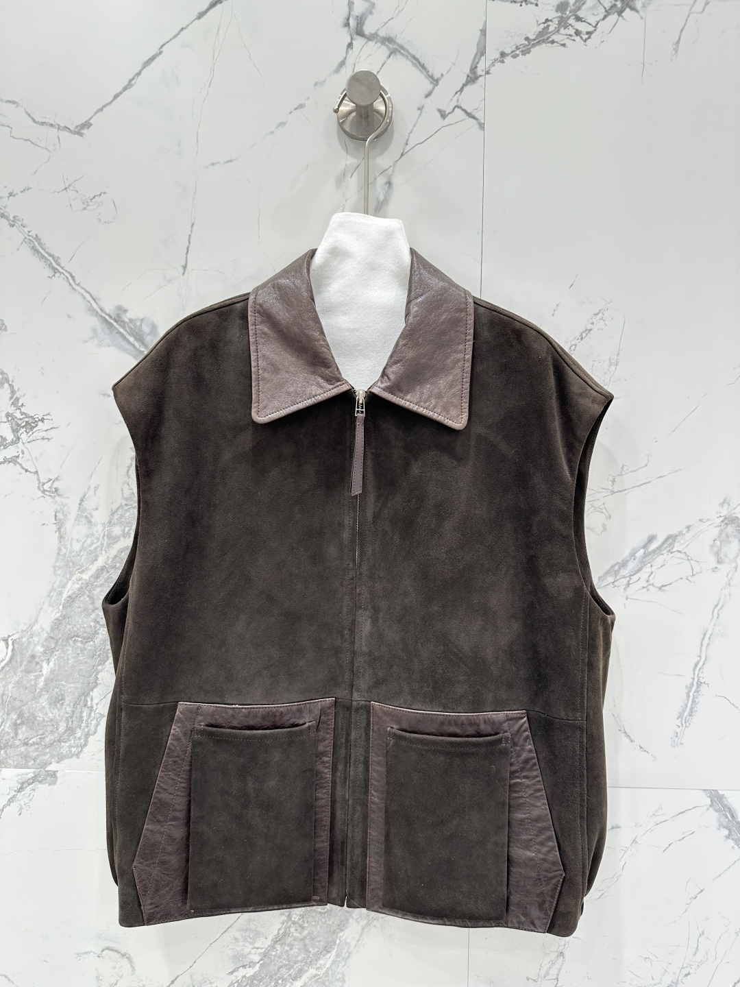 NO:723234,The exclusive first release of high-end quality Lo*we26 new spring clothing imported top-quality deerskin velvet craft vest jacket!  Imported deerskin suede sheepskin, versatile, fashionable and handsome upper body, sweet or salty style, versatile!  The layering rules are both relaxed and age-reducing, with a high-end atmosphere. The H-shaped three-dimensional cut with small lapels is versatile and not picky. The perfect workmanship quality depends on the details. Two-color SML. M size bust 126, length 65., Loewe-clothing, loewe, jackets & coats, sheepskin,19860909独家首发高端品质Lo*we26春装新品 进口顶级鹿皮绒工艺马甲外套！进口鹿皮绒绒面羊皮,百搭时髦又帅气上身可甜可盐风格百搭！即有松弛感的又减龄的叠穿穿搭法则高级氛围感,小翻领H版型立体裁版型百搭不挑人.完美做工品质看细节.两色SML. M码胸围126,衣长65.,罗意威-服装,loewe,jackets & coats,sheepskin,,Women's clothing