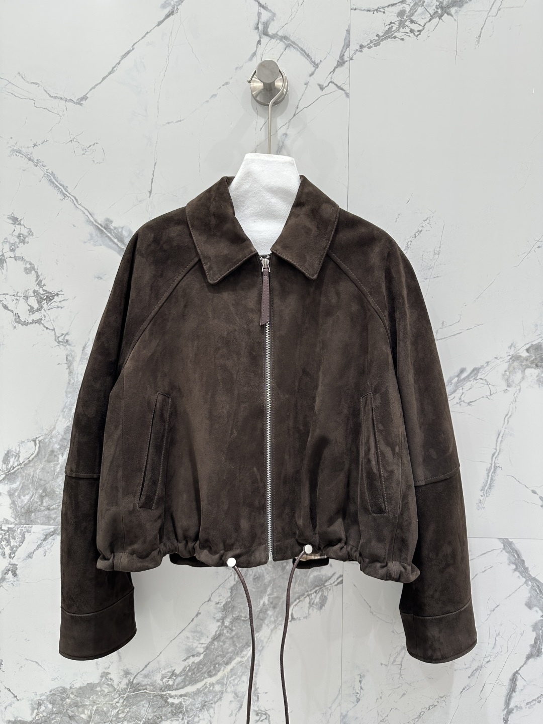 NO:774434,The exclusive first release of high-end original quality Lo*we26 new spring clothing, retro modern fashionable leather jackets!  Overzise hem leather drawstring design!  The three-dimensional tailoring looks like a simple version but super heavy work!  Top-grade imported lambskin, the leather feels oily, soft and delicate!  Retro American classic, super favorite!  It has a cool and casual lazy style, and the perfect workmanship quality depends on the details!  One color S-XL. M size bust 128, dropped shoulder sleeve length 74, dress length 55., Loewe-clothing, loewe, jackets & coats, leather jacket, sheepskin,19860909独家首发高端原单品质Lo*we26春装新品 复古摩登时髦夹克皮衣！overzise下摆皮条抽绳设计！立体剪裁看似简单版型超重工！顶级进口小羊皮,皮质肉感油润柔软又细腻！复古美式经典超级大爱！又A又飒随性的慵懒风,完美做工品质看细节！一色S-XL. M码胸围128,落肩袖长74,衣长55.,罗意威-服装,loewe,jackets & coats,leather jacket,sheepskin,,Women's clothing