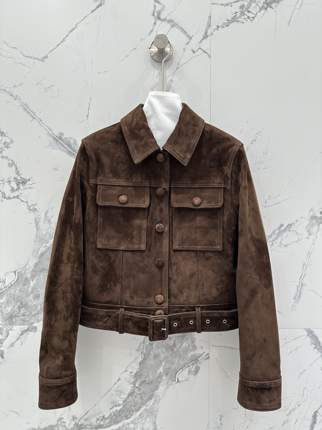 NO:721931,The exclusive first release of high-end original quality Sain*Laurent26 new spring clothing Rose's same retro modern leather jacket!  Stylish top-notch cool items!  Exclusively customized imported suede surface craftsmanship, wide and stylish, imported suede lambskin texture is awesome!  The elegant three-dimensional tailoring of small lapels and the belt design give it a casual and casual style, making it fashionable and high-end!  The perfect fit and sexy upper body!  Perfect workmanship quality depends on the details!  Three colors S-XL. Size S bust 90, shoulder width 38, sleeve length 60, dress length 49., saint laurent-clothing, saint laurent, saint laurent, jackets & coats, leather jacket, sheepskin, chamois leather,19860909独家首发高端原单品质Sain*Laurent26春装新品 Rose同款复古摩登夹克皮衣！时髦尖子生酷飒单品！独家定制进口麂皮绒面工艺挺阔有型进口麂皮绒小羊皮质感超赞！气质小翻领立体剪裁,搭配腰带设计又A又飒随性的慵懒风,气质时髦又高级！完美版型上身又A又飒！完美做工品质看细节！三色S-XL. S码胸围90,肩宽38,袖长60,衣长49.,圣罗兰-服装,saint laurent,saint laurent,jackets & coats,leather jacket,sheepskin,chamois leather,,Women's clothing