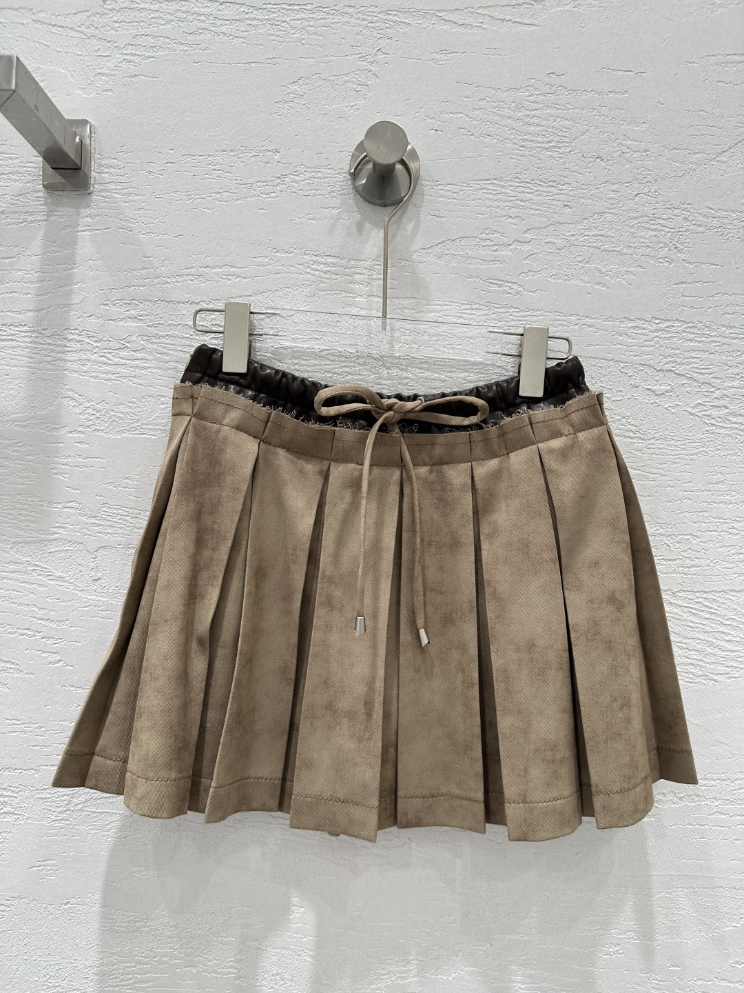 NO:721943,The exclusive first release of high-end original quality designer 26 new spring clothing. Exclusively customized tie-dye fabric and leather pleated skirt!  Contrasting colors, leather and wax craft hemming, the classic shape makes your upper body look slimmer!  Imported lambskin ~ a sweet and cool must-have item in a fashionable girl's wardrobe. Perfect workmanship and quality depends on the details!  One color SML. Size M elastic waist 66, hip 108, skirt length 35., women's clothing, skirts, sheepskin,19860909独家首发高端原单品质设计师款26春装新品 独家定制扎染面料拼皮百褶裙！撞色拼皮油蜡工艺包边工艺,经典版型上身巨显瘦！进口小羊皮～甜酷的时髦少女衣橱必备气质单品.完美做工品质看细节！一色SML. M码松紧腰围66,臀围108,裙长35.,女装,skirts,sheepskin,,Women's clothing