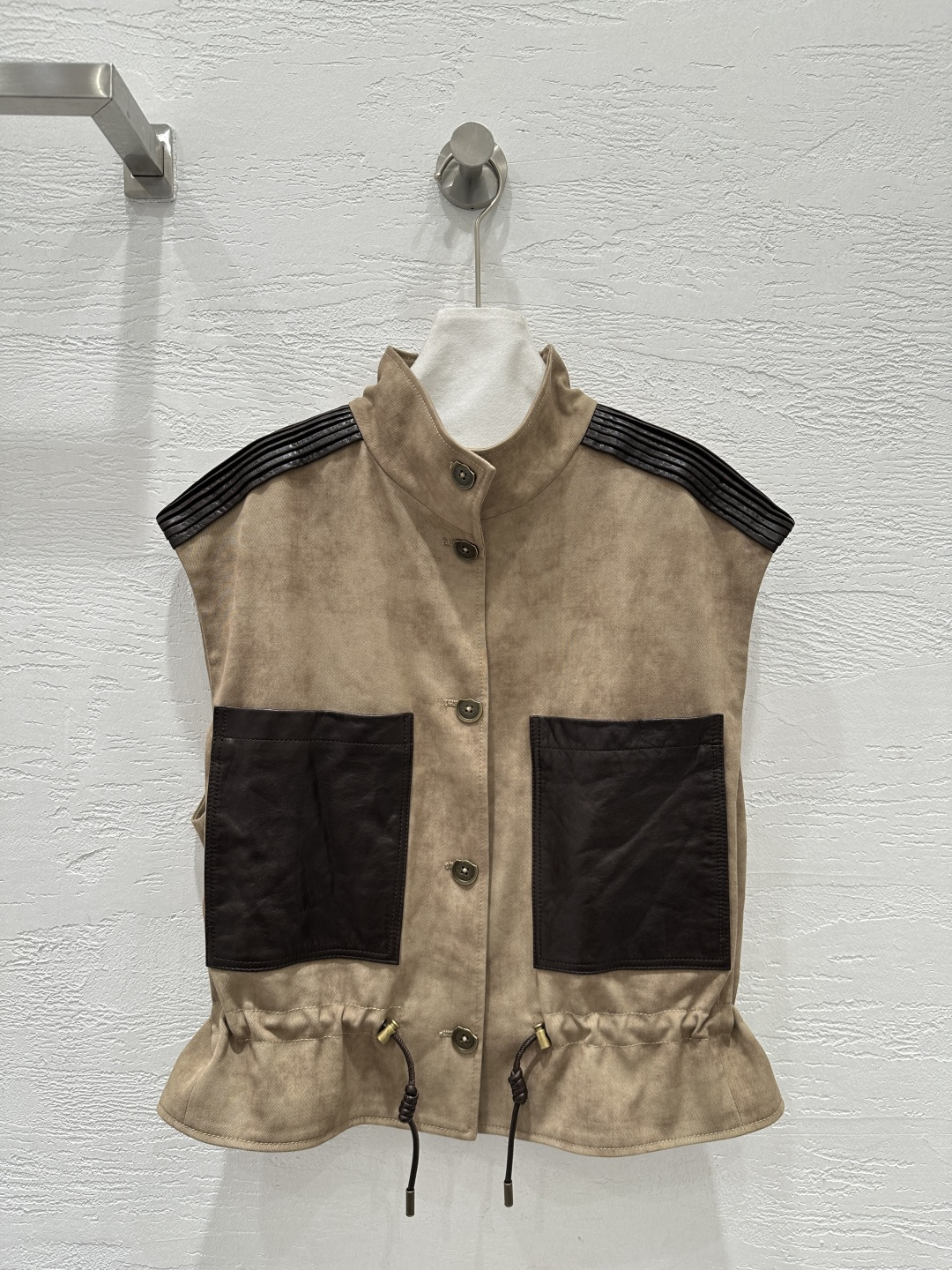 NO:721947,The exclusive first release of high-end original quality designer 26 new spring clothing, personalized tie-dye fabric and leather vest!  Personalized tie-dye process spliced ​​with imported oil-wax process lambskin!  The upper body is cool and sassy. It is made of customized high-quality twill linen and cotton blended lining, with fine texture and natural cotton feel. It has a muscular yet soft feel and is a classic color that is not picky!  The oil edge craftsmanship is advanced and fashionable!  Versatile and not picky!  Perfect workmanship quality depends on the details!  One color SML. M size bust 120, length 58., women's clothing, sheepskin,19860909独家首发高端原单品质设计师款26春装新品 个性扎染面料拼皮马甲！个性扎染工艺拼接进口油蜡工艺小羊皮！上身又酷又飒爽采用定制高品质斜纹亚麻棉质混纺里布,纹理细腻,棉感自然,既有筋骨感又不失柔软,不挑人的经典色！油边工艺高级又时髦！百搭不挑人！完美做工品质看细节！一色SML. M码胸围120,衣长58.,女装,sheepskin,,Women's clothing