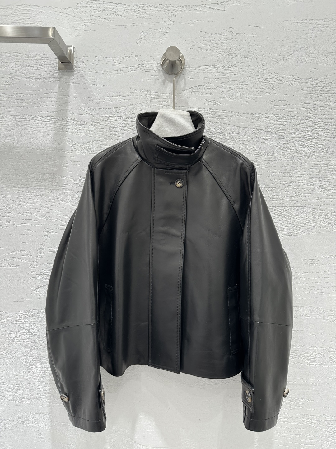 NO:721928,The exclusive first release of high-end original quality LOEW*26 new spring clothing, fashionable and refined small stand-up collar jacket and genuine leather jacket!  The imported lambskin feels great!  The design of the small stand-up collar and leather side buckle is minimalist without losing the sense of detail. The loose and neat silhouette is not unsightly, and it is very versatile for casual and commuting. The original customized hardware accessories!  Perfect workmanship quality depends on the details!  Three colors SML. S size bust 122, dropped shoulder sleeve length 70, dress length 56., Loewe-clothing, loewe, loewe, jackets & coats, jackets & coats, sheepskin,19860909独家首发高端原单品质LOEW*26春装新品 时髦精穿搭小立领夹克真皮外套！进口小羊皮质感超赞！小立领皮畔扣设计极简又不失细节感,宽松利落版型不挑人,休闲通勤超百搭,原版定制五金配件！完美做工品质看细节！三色SML. S码胸围122,落肩袖长70,衣长56.,罗意威-服装,loewe,loewe,jackets & coats,jackets & coats,sheepskin,,Women's clothing