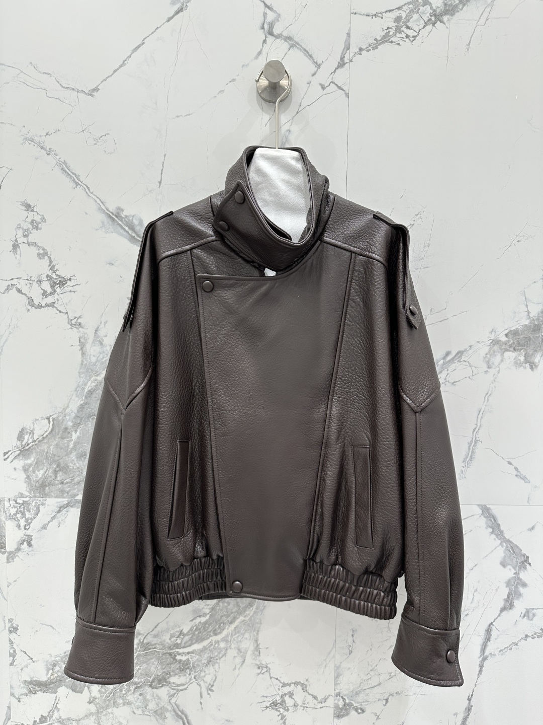 NO:721936,The exclusive first release of high-end original quality Sain*Laurent26 new spring clothing, top-quality foam lambskin motorcycle jacket!  Couple style for men and women!  Original purchase!  The custom leather is super delicate!  The elegant stand-up lapel style is chic and high-end!  It can be handsome or turn into a girly girl in seconds. Imported New Zealand lambskin. Original customized wide version, versatile and easy on the upper body. Super genuine imported original hardware accessories. Perfect workmanship, quality depends on the details!  Two colors S-XL. M size bust 126, dropped shoulder sleeve length 80, dress length 66., saint laurent-clothing, saint laurent, saint laurent, jackets & coats, sheepskin,19860909独家首发高端原单品质Sain*Laurent26春装新品 顶级泡皮小羊皮机车夹克！男女同款情侣款！原版购入！定制皮质超级细腻！气质立翻领版型又飒又高级！可以帅气也可以秒变软妹纸.进口新西兰小绵羊皮.原版定制阔版版型百搭不挑人上身超级正进口原版五金配件.完美做工品质看细节！两色S-XL. M码胸围126,落肩袖长80,衣长66.,圣罗兰-服装,saint laurent,saint laurent,jackets & coats,sheepskin,,Women's clothing