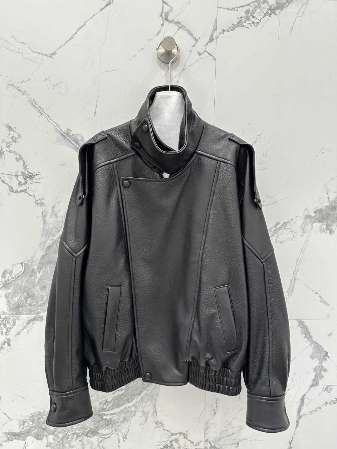 NO:869905,The exclusive first release of high-end original quality Sain*Laurent26 new spring clothing, top-quality foam lambskin motorcycle jacket!  Couple style for men and women!  Original purchase!  The custom leather is super delicate!  The elegant stand-up lapel style is chic and high-end!  It can be handsome or turn into a girly girl in seconds. Imported New Zealand lambskin. Original customized wide version, versatile and easy on the upper body. Super genuine imported original hardware accessories. Perfect workmanship, quality depends on the details!  Two colors S-XL. M size bust 126, dropped shoulder sleeve length 80, dress length 66., saint laurent-clothing, saint laurent, saint laurent, jackets & coats, sheepskin,19860909独家首发高端原单品质Sain*Laurent26春装新品 顶级泡皮小羊皮机车夹克！男女同款情侣款！原版购入！定制皮质超级细腻！气质立翻领版型又飒又高级！可以帅气也可以秒变软妹纸.进口新西兰小绵羊皮.原版定制阔版版型百搭不挑人上身超级正进口原版五金配件.完美做工品质看细节！两色S-XL. M码胸围126,落肩袖长80,衣长66.,圣罗兰-服装,saint laurent,saint laurent,jackets & coats,sheepskin,,Women's clothing
