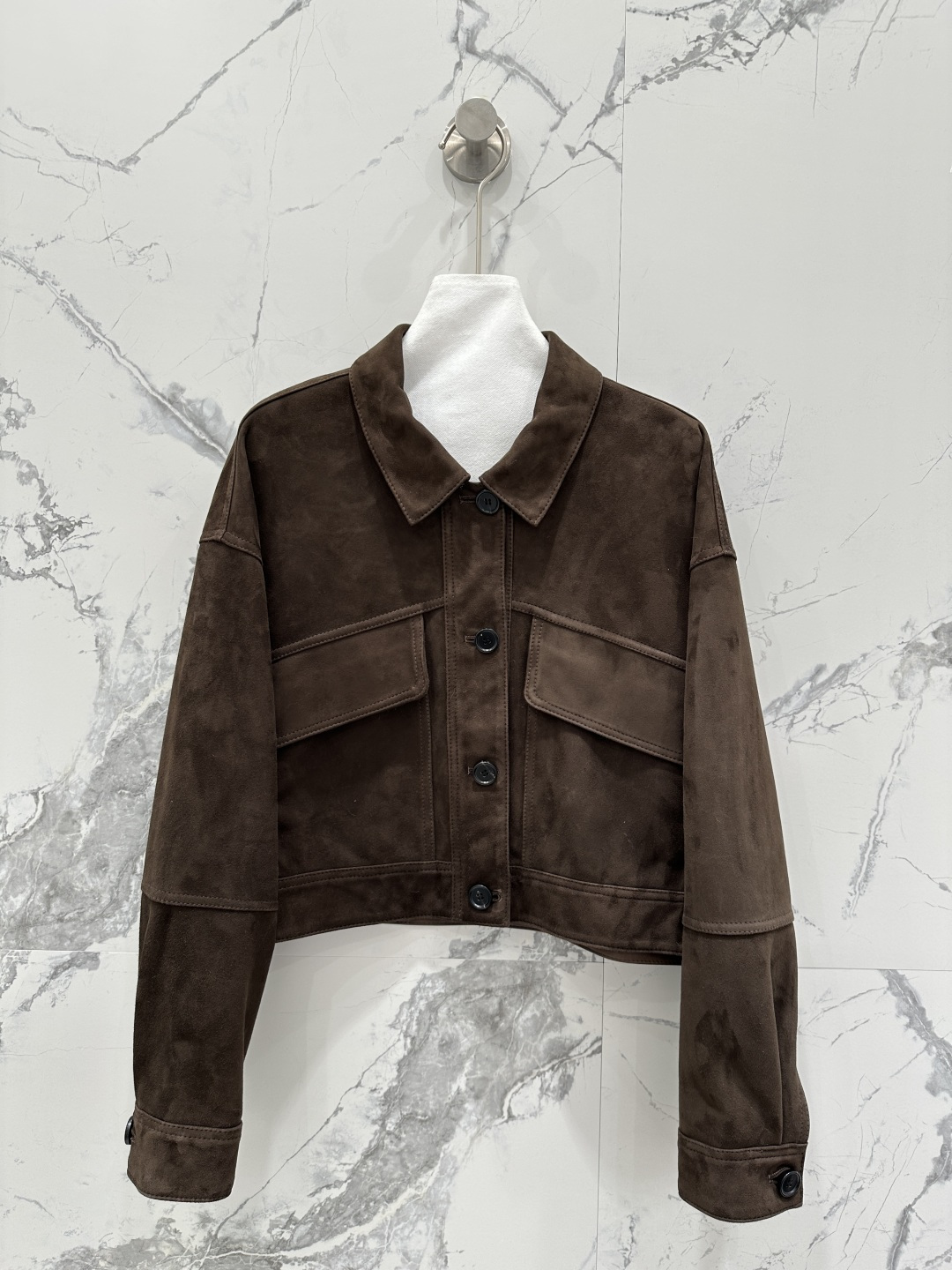 NO:721953,The exclusive first release of high-end quality Brunello Cucin*26 new spring clothing, high-luxury style suede jackets!  Customized retro brown high-end tone. High-definition closed velvet craftsmanship quality!  Imported suede lambskin!  The copper chain is decorated with Italian luxury minimalist style. The design of the off-shoulder jacket is casual and elegant!  The sassy, ​​gentle and classic version doesn't flatter your upper body and makes you look slimmer!  Sweet and salty, fashionable and high-end. The imported leather is delicate and wide. The perfect workmanship quality depends on the details!  Two colors from S to19860909独家首发高端品质BrunelloCucin*26春装新品 高奢风穿搭麂皮绒夹克外套！定制复古棕色系高级的调调.高定闭绒工艺品质！进口麂皮绒小羊皮！铜链装饰意式奢华极简风.落肩夹克设计随性优雅！飒爽温柔经典版型不挑人上身超显瘦！可甜可盐时髦又高级.进口皮质细腻挺阔.完美做工品质看细节！两色S-XL. M码胸围122,肩宽56,袖长53,衣长48.,女装,brunello cucinelli,jackets & coats,jackets & coats,sheepskin,chamois leather,,Women's clothing