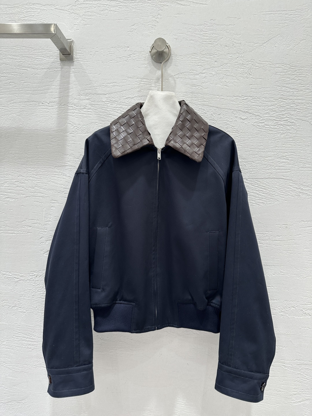 NO:721942,Exclusive first release of high-end original quality Bot*ega veneta Barn style fashionable jacket!  Customized imported lambskin braided collar with detachable design for unlimited creativity!  The high-count twill cotton fabric is very wide and advanced!  Retro modern three-dimensional tailoring is advanced and fashionable!  The dropped shoulders, elasticated waist, and versatile fit make your upper body look slimmer. Customized original woven plaid lining, perfect workmanship and quality depends on the details!  One color SML. M size bust 126, dropped shoulder sleeve length 79, dress length 57., Bottega Veneta-clothing,bottega veneta,jackets & coats,jackets & coats,sheepskin,19860909独家首发高端原单品质Bot*ega veneta 巴恩风时髦穿搭夹克外套！定制进口小羊皮编织领可拆卸设计创意无限！高支斜纹棉面料挺阔有进！复古摩登立体剪裁版型高级又时髦！落肩松紧收腰百搭不挑人上身巨显瘦.定制原版机织工艺格纹内衬,完美做工品质看细节！一色SML. M码胸围126,落肩袖长79,衣长57.,葆蝶家-服装,bottega veneta,jackets & coats,jackets & coats,sheepskin,,Women's clothing