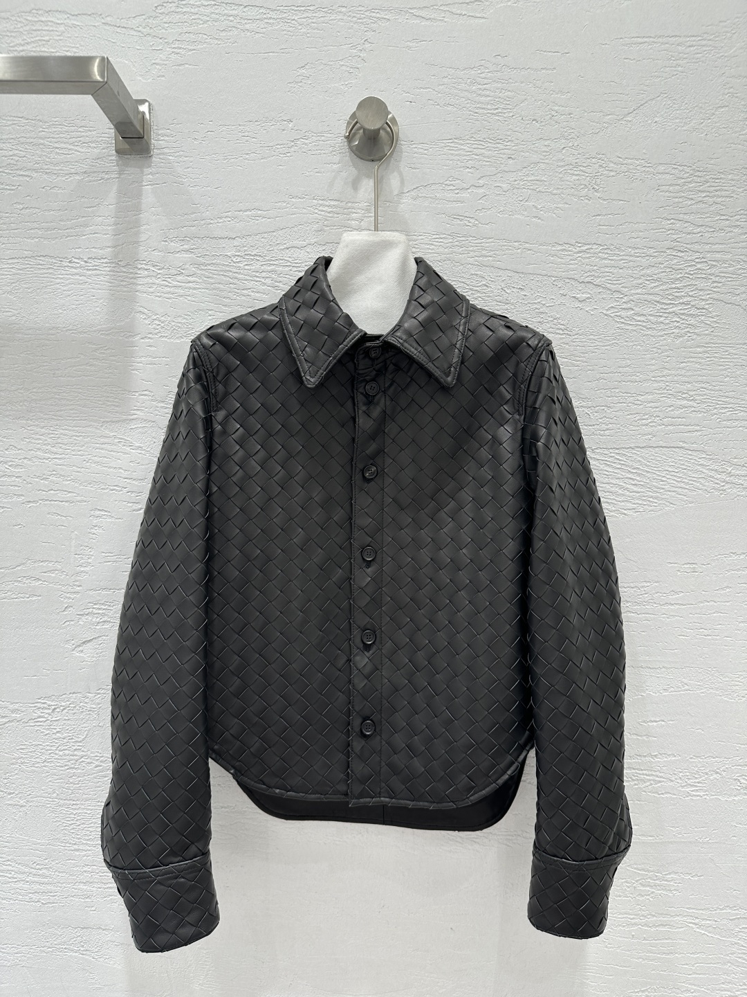 NO:755496,High-end original quality Botteg* Veneta Liu Wen's same heavy craftsmanship woven jacket and genuine leather jacket are recommended!  The small lapel design is stylish, fashionable and attractive!  Top-grade lambskin feels soft and delicate, with perfect weaving design!  The original customized version is modern and handsome, a must-have high-end item for fair and beautiful women!  Perfect workmanship quality depends on the details!  Three colors S-XL. M size bust 100, shoulder width 40, sleeve length 62, dress length 60., Bottega Veneta - Clothing,bottega veneta,bottega veneta,jackets & coats,jackets & coats,sheepskin,19860909爆单推荐高端原单品质Botteg* Veneta 刘雯同款重工艺编织夹克真皮外套！小翻领设计有型显气质,时髦且耐看！顶级小羊皮手感柔软细腻,完美的编织工艺设计！原版定制版型上身摩登帅气,白富美必备高级单品！完美做工品质看细节！三色S-XL. M码胸围100,肩宽40,袖长62,衣长60.,葆蝶家-服装,bottega veneta,bottega veneta,jackets & coats,jackets & coats,sheepskin,,Women's clothing