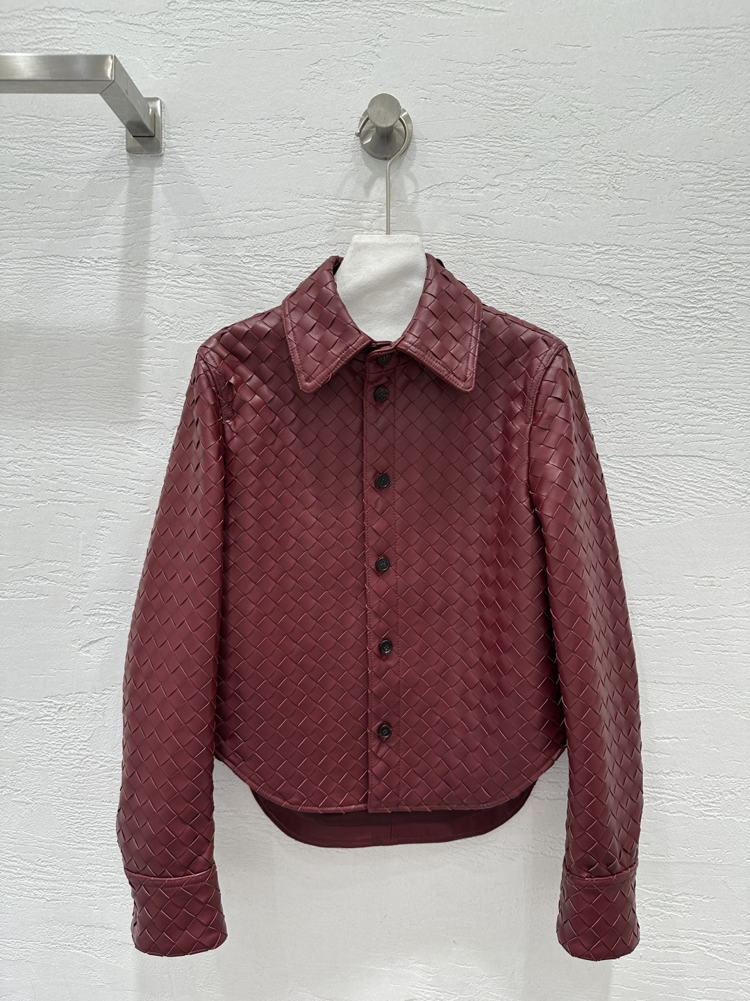 NO:721935,High-end original quality Botteg* Veneta Liu Wen's same heavy craftsmanship woven jacket and genuine leather jacket are recommended!  The small lapel design is stylish, fashionable and attractive!  Top-grade lambskin feels soft and delicate, with perfect weaving design!  The original customized version is modern and handsome, a must-have high-end item for fair and beautiful women!  Perfect workmanship quality depends on the details!  Three colors S-XL. M size bust 100, shoulder width 40, sleeve length 62, dress length 60., Bottega Veneta - Clothing,bottega veneta,bottega veneta,jackets & coats,jackets & coats,sheepskin,19860909爆单推荐高端原单品质Botteg* Veneta 刘雯同款重工艺编织夹克真皮外套！小翻领设计有型显气质,时髦且耐看！顶级小羊皮手感柔软细腻,完美的编织工艺设计！原版定制版型上身摩登帅气,白富美必备高级单品！完美做工品质看细节！三色S-XL. M码胸围100,肩宽40,袖长62,衣长60.,葆蝶家-服装,bottega veneta,bottega veneta,jackets & coats,jackets & coats,sheepskin,,Women's clothing