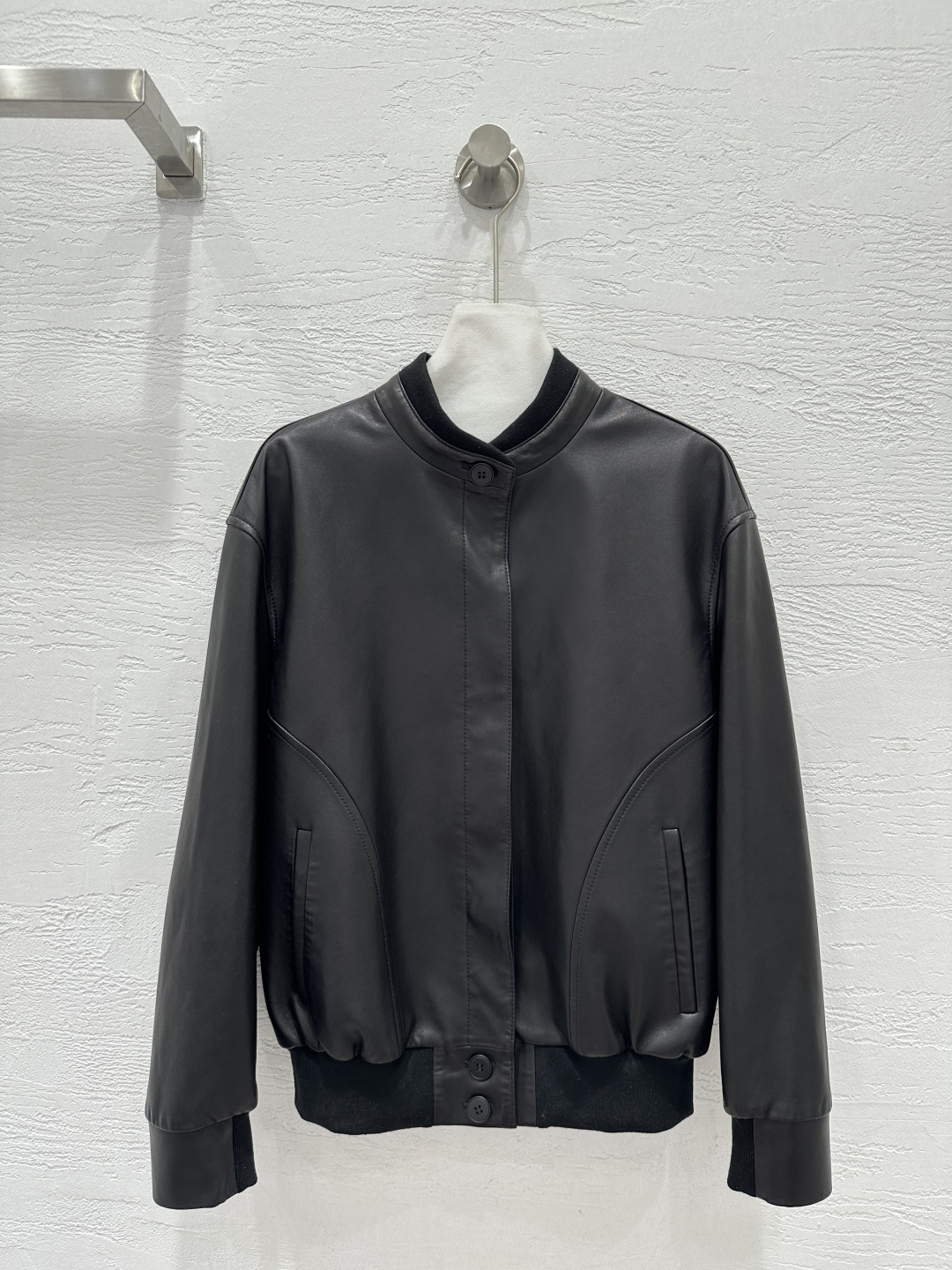 NO:721926,The exclusive first release of high-end original quality The r*w26 new spring clothing, old money style wear silhouette leather jacket!  Customized top-grade imported lambskin, the leather feels oily, soft and delicate!  The original 3D three-dimensional tailoring looks simple and super heavy-duty!  The retro old money classic design is a huge favorite!  Dress in a casual and lazy style, with a fashionable and high-end temperament!  The perfect fit and sexy upper body!  Perfect workmanship quality depends on the details!  One color S-XL. M size bust 104, shoulder width 47, sleeve length 54, dress length 59., women's clothing, jackets & coats, leather jacket, sheepskin,19860909独家首发高端原单品质The r*w26春装新品 老钱风穿搭廓形皮衣外套！定制顶级进口小羊皮,皮质肉感油润柔软又细腻！原版3D立体剪裁看似简单版型超重工！复古老钱经典设计超级大爱！穿搭随性的慵懒风,气质时髦又高级！完美版型上身又A又飒！完美做工品质看细节！一色S-XL. M码胸围104,肩宽47,袖长54,衣长59.,女装,jackets & coats,leather jacket,sheepskin,,Women's clothing