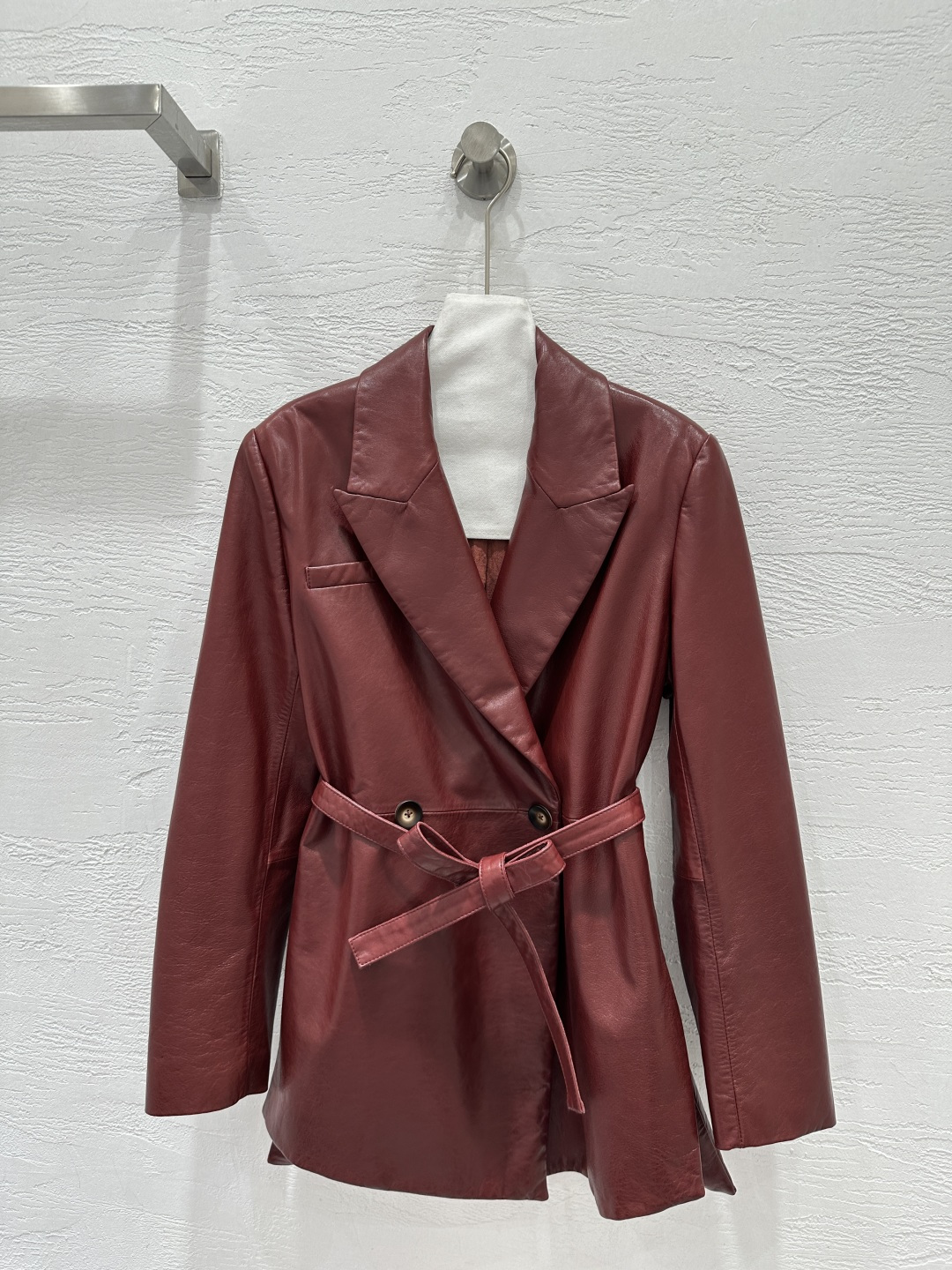 NO:755479,The exclusive first release of high-end original quality Ala*a26 new spring clothing imported top-quality lambskin oil-wax leather suit!  The classic belted design is fashionable and handsome!  The side slit design makes the upper body look slimmer!  The three-dimensional tailoring is versatile and easy to match. Imported lambskin!  The leather is soft and delicate, and the lining is exclusively customized with linen craftsmanship!  The texture is incomparable and the loose fit is versatile, making your upper body slimmer and taller!  Perfect workmanship quality depends on the details!  Two-color SML. M size bust 102, shoulder width 42, sleeve length 60, dress length 73., women's clothing, business suit, sheepskin,19860909独家首发高端原单品质Ala*a26春装新品 进口顶级小羊皮油蜡皮西装！经典版型系腰带设计高级时髦又帅气！侧开叉设计上身巨显瘦！立体裁版型百搭不挑人.进口小羊皮！皮质柔软细腻,独家定制亚麻工艺里布！质感无敌宽松版型百搭上身显瘦又高挑！完美做工品质看细节！两色SML. M码胸围102,肩宽42,袖长60,衣长73.,女装,business suit,sheepskin,,Women's clothing