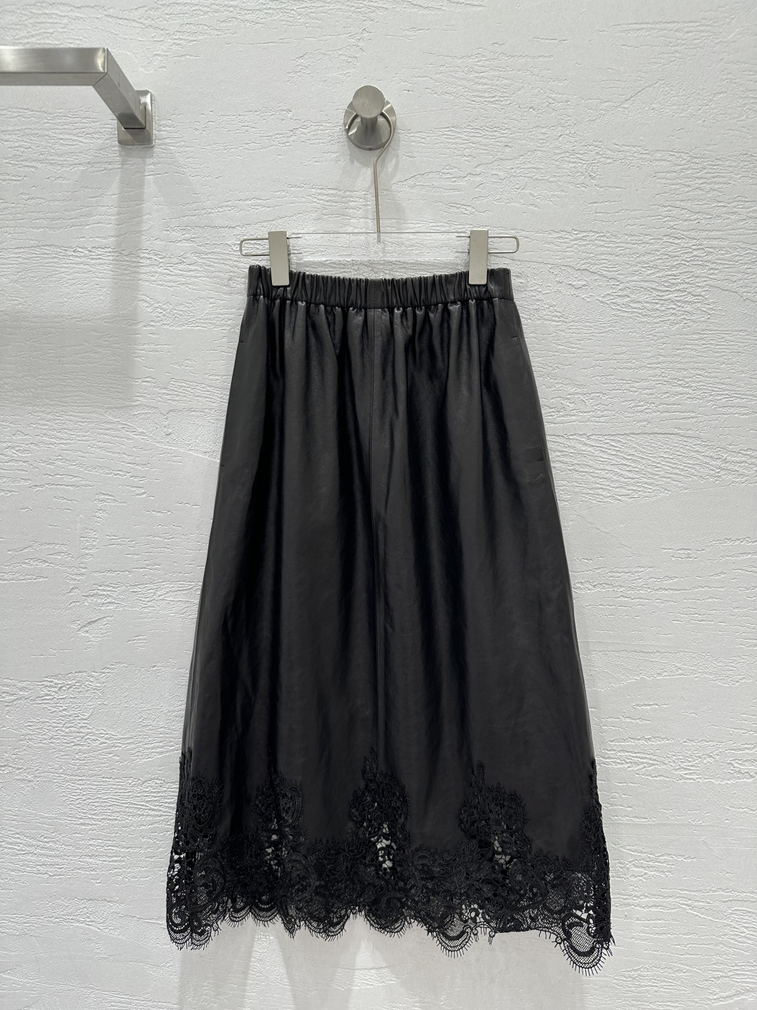 NO:721952,The exclusive first release of high-end original quality ES26 new spring clothing, exclusive custom-made lace splicing mid-length skirt!  Sweet girl's age-reducing girlish style!  The classic silhouette is versatile and slimming!  Imported vegetable-tanned lambskin, paired with imported lace ~ a sweet and cool must-have item for a fashionable girl’s wardrobe. For perfect workmanship, look at the details!  One color S-XL. Size M elastic waist 64, hip 107, skirt length 78., women's clothing, skirts, sheepskin,19860909独家首发高端原单品质ES26春装新品 独家定制蕾丝拼接工艺中长半裙！甜妹减龄少女风！经典版型百搭又显瘦！进口植鞣工艺小羊皮,搭配进口蕾丝～甜酷的时髦少女衣橱必备气质单品.完美做工品质看细节！一色S-XL. M码松紧腰围64,臀围107,裙长78.,女装,skirts,sheepskin,,Women's clothing