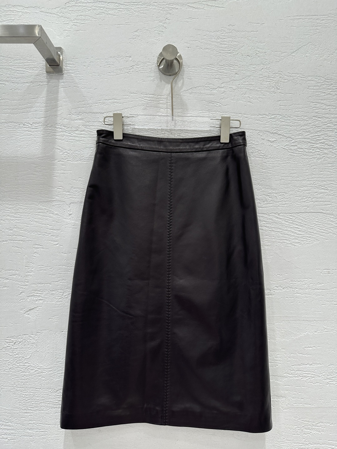 NO:723230,The exclusive first release of high-end original quality Ther*w26 early spring new product, imported top-grade lambskin slim-fitting hip-hugging long skirt!  Imported lambskin, original customized rear slit design, high-end fashionable style item!  The goddess with both A and sassy temperament has a huge upper body and looks slim!  The three-dimensional silhouette is versatile and not picky. The perfect workmanship depends on the details. Three colors S-XL. M size waist 72, hip 96, skirt length 67., women's clothing, skirts, sheepskin,19860909独家首发高端原单品质Ther*w26早春新品 进口顶级小羊皮修身包臀长半裙！进口小羊皮,原版定制后开叉设计高级时髦气质单品！又A又飒气质女神上身巨显瘦！立体裁版型百搭不挑人.完美做工品质看细节.三色S-XL. M码腰围72,臀围96,裙长67.,女装,skirts,sheepskin,,Women's clothing