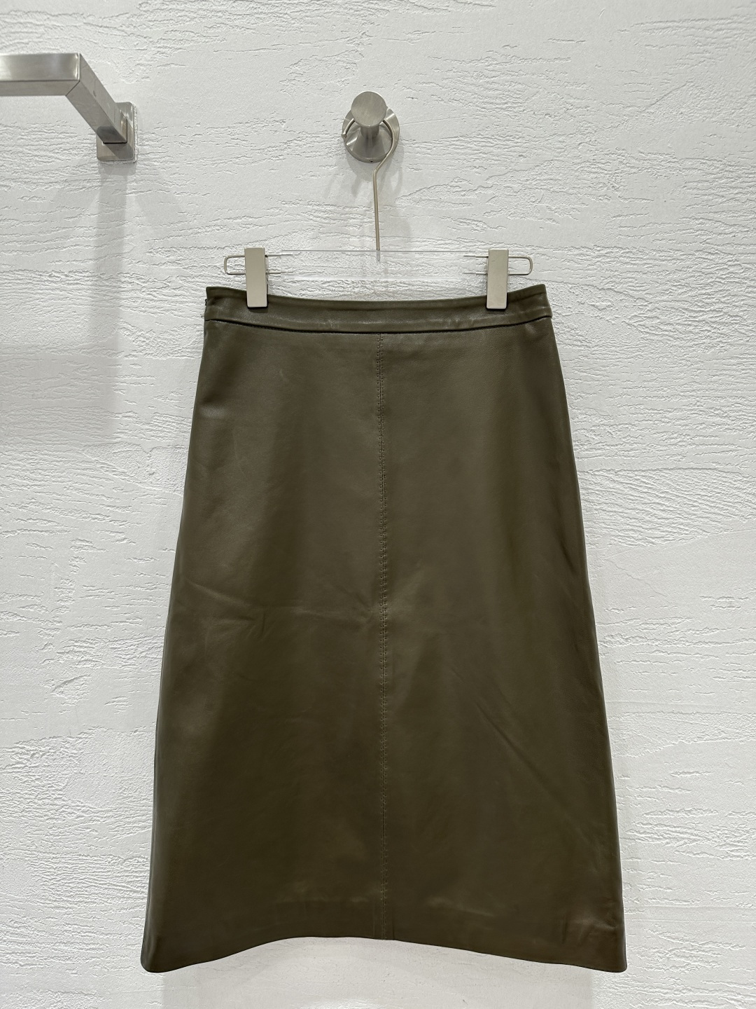 NO:755477,The exclusive first release of high-end original quality Ther*w26 early spring new product, imported top-grade lambskin slim-fitting hip-hugging long skirt!  Imported lambskin, original customized rear slit design, high-end fashionable style item!  The goddess with both A and sassy temperament has a huge upper body and looks slim!  The three-dimensional silhouette is versatile and not picky. The perfect workmanship depends on the details. Three colors S-XL. M size waist 72, hip 96, skirt length 67., women's clothing, skirts, sheepskin,19860909独家首发高端原单品质Ther*w26早春新品 进口顶级小羊皮修身包臀长半裙！进口小羊皮,原版定制后开叉设计高级时髦气质单品！又A又飒气质女神上身巨显瘦！立体裁版型百搭不挑人.完美做工品质看细节.三色S-XL. M码腰围72,臀围96,裙长67.,女装,skirts,sheepskin,,Women's clothing