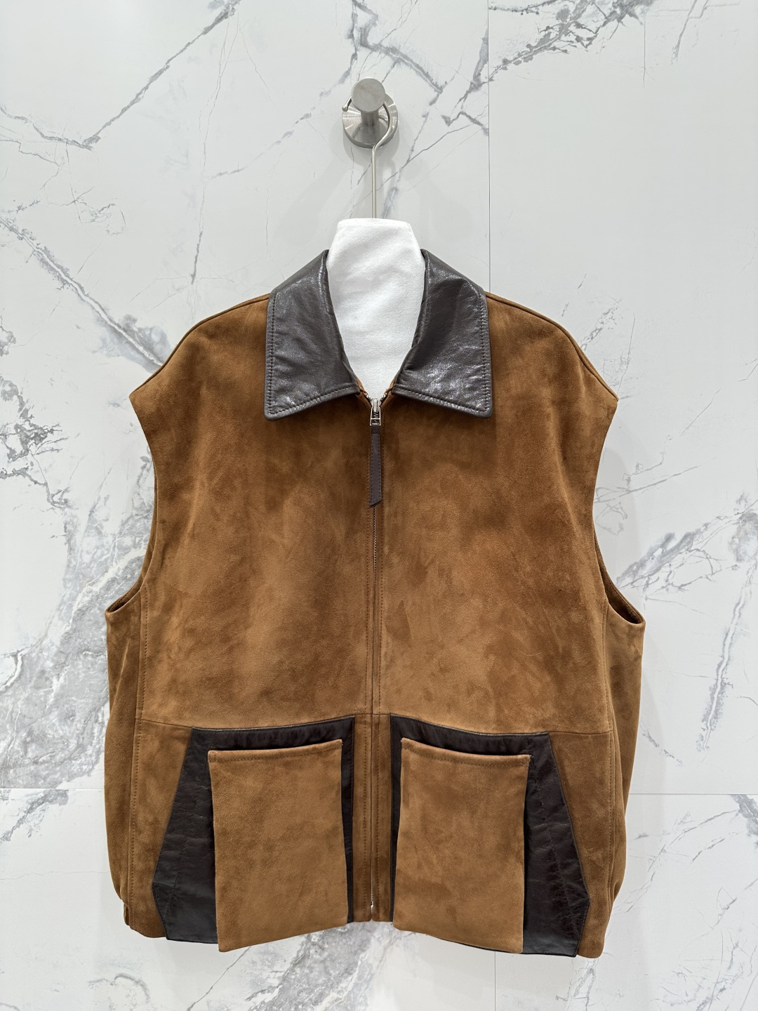 NO:755506,The exclusive first release of high-end quality Lo*we26 new spring clothing imported top-quality deerskin velvet craft vest jacket!  Imported deerskin suede sheepskin, versatile, fashionable and handsome upper body, sweet or salty style, versatile!  The layering rules are both relaxed and age-reducing, with a high-end atmosphere. The H-shaped three-dimensional cut with small lapels is versatile and not picky. The perfect workmanship quality depends on the details. Two-color SML. M size bust 126, length 65., Loewe-clothing, loewe, jackets & coats, sheepskin,19860909独家首发高端品质Lo*we26春装新品 进口顶级鹿皮绒工艺马甲外套！进口鹿皮绒绒面羊皮,百搭时髦又帅气上身可甜可盐风格百搭！即有松弛感的又减龄的叠穿穿搭法则高级氛围感,小翻领H版型立体裁版型百搭不挑人.完美做工品质看细节.两色SML. M码胸围126,衣长65.,罗意威-服装,loewe,jackets & coats,sheepskin,,Women's clothing