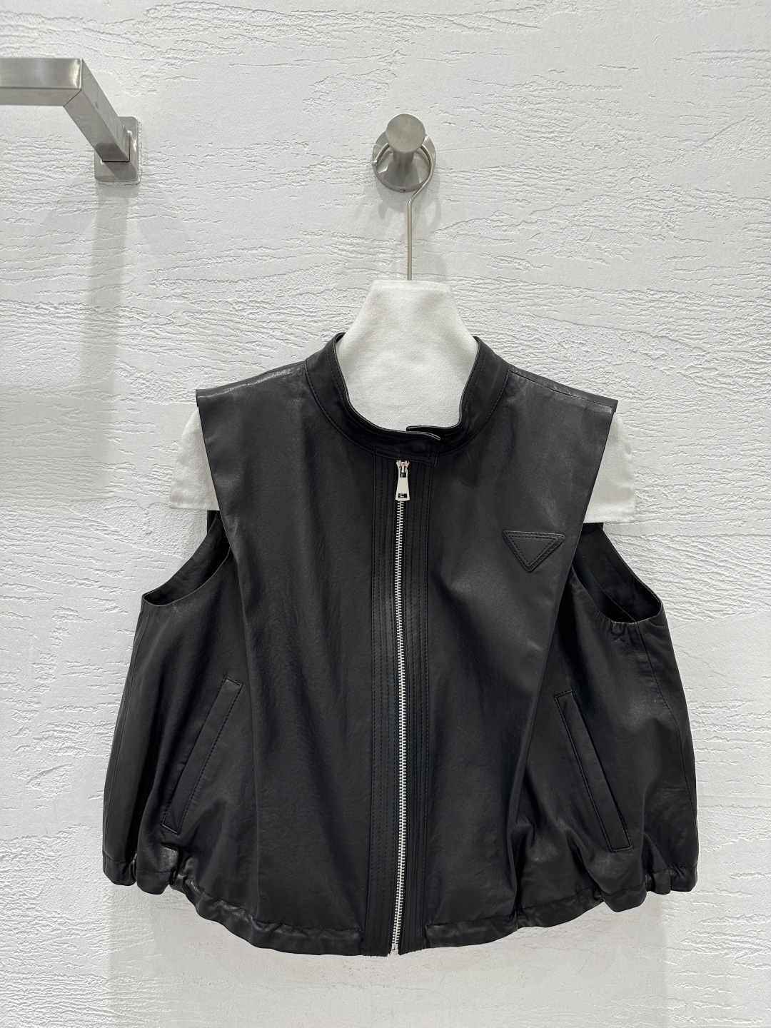 NO:723254,The exclusive first release of high-quality PR*DA26 new spring clothing, retro sheepskin jacket and vest!  Original customized top-grade imported vegetable-tanned lambskin!  The leather is thick and delicate!  The original 3D three-dimensional tailoring looks simple and super heavy-duty!  Fashionable and handsome, casual and lazy style, perfect fit and sexy upper body!  Perfect workmanship quality depends on the details!  One color S-XL. M size bust 86, length 42., Prada - clothing, prada, jackets & coats, sheepskin,19860909独家首发高端品质PR*DA26春装新品 复古绵羊皮夹克马甲！原版定制顶级进口植鞣小羊皮！皮质肉感厚实细腻！原版3D立体剪裁看似简单版型超重工！时髦又帅气的随性慵懒风,完美版型上身又A又飒！完美做工品质看细节！一色S-XL. M码胸围86,衣长42.,普拉达-服装,prada,jackets & coats,sheepskin,,Women's clothing