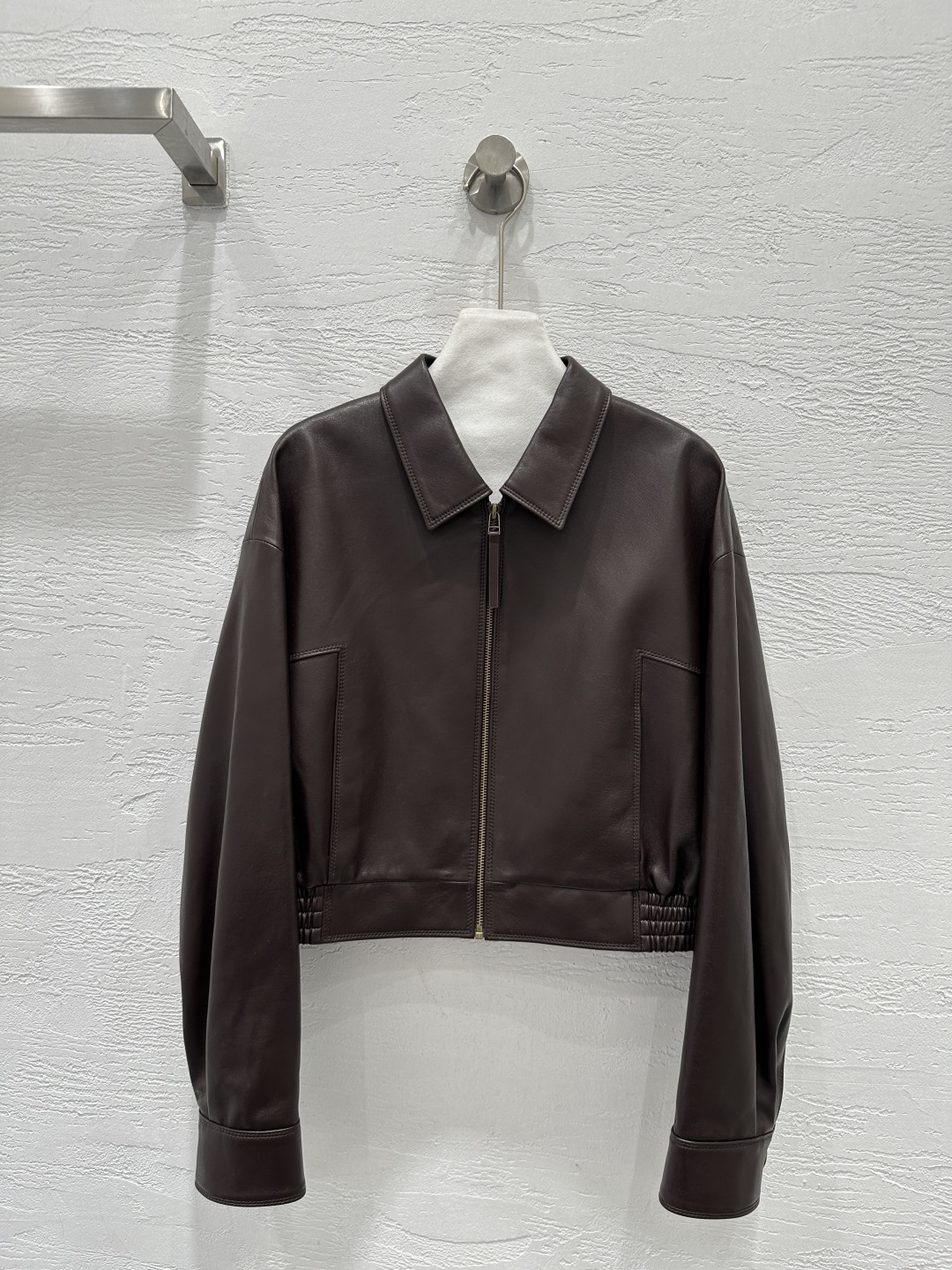 NO:755494,Highly recommended original quality Sain*Laurent top lambskin short jacket!  Universal and versatile casual style!  The elegant lapel double pocket H version is fashionable and handsome!  The versatile version makes your upper body look slimmer!  The imported lambskin has a delicate and comfortable texture, and the perfect workmanship depends on the details!  Two colors S-XL. M size bust 106, shoulder width 51, sleeve length 55, dress length 47., saint laurent-clothing, saint laurent, saint laurent, jackets & coats, sheepskin,19860909爆单推荐原单品质Sain*Laurent 顶级小羊皮小短款夹克！万能百搭休闲款！气质翻领双口袋H版型时髦又帅气！百搭版型上身巨显瘦！进口小羊皮质感细腻舒适,完美做工品质看细节！两色S-XL. M码胸围106,肩宽51,袖长55,衣长47.,圣罗兰-服装,saint laurent,saint laurent,jackets & coats,sheepskin,,Women's clothing