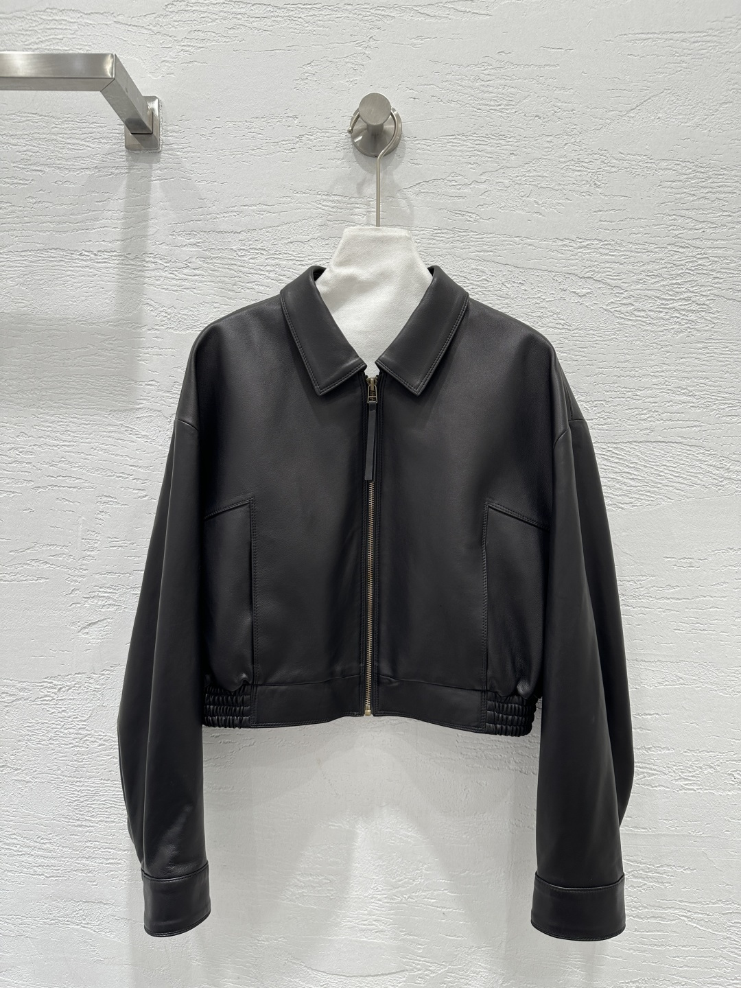 NO:723241,Highly recommended original quality Sain*Laurent top lambskin short jacket!  Universal and versatile casual style!  The elegant lapel double pocket H version is fashionable and handsome!  The versatile version makes your upper body look slimmer!  The imported lambskin has a delicate and comfortable texture, and the perfect workmanship depends on the details!  Two colors S-XL. M size bust 106, shoulder width 51, sleeve length 55, dress length 47., saint laurent-clothing, saint laurent, saint laurent, jackets & coats, sheepskin,19860909爆单推荐原单品质Sain*Laurent 顶级小羊皮小短款夹克！万能百搭休闲款！气质翻领双口袋H版型时髦又帅气！百搭版型上身巨显瘦！进口小羊皮质感细腻舒适,完美做工品质看细节！两色S-XL. M码胸围106,肩宽51,袖长55,衣长47.,圣罗兰-服装,saint laurent,saint laurent,jackets & coats,sheepskin,,Women's clothing