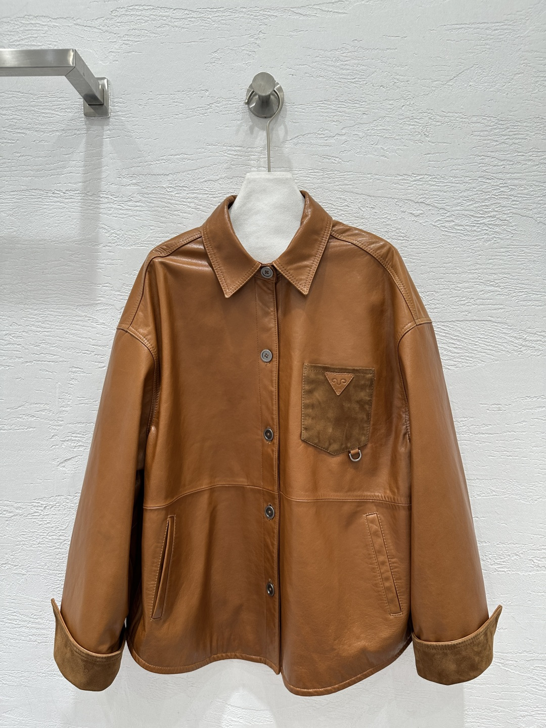 NO:723248,The exclusive first release of high-end original quality PR*DA26 new spring clothing shirt style leather jacket!  Super handsome!  Imported oil wax craft lambskin!  The leather is soft and delicate!  The small lapel silhouette design is fashionable and advanced!  The boyfriend-style loose fit can be used as a small outer layer, and it looks great when worn alone!  Oversize style is low-key and luxurious. Classic, fashionable and neutral style is versatile and easy to match!  The top of the shirt and jacket is absolutely gorgeous!  The cotton and linen lining is full of texture!  The original version is extremely tolerant and the quality of workmanship is perfect. Look at the details!  One color SML. M size bust 120, shoulder width 54, sleeve length 57, dress length 69., Prada - clothing, prada, versace, jackets & coats, shirts, sheepskin,19860909独家首发高端原单品质PR*DA26春装新品 衬衫款皮外套！超级帅气！进口油蜡工艺小羊皮！皮质柔软细腻！小翻领廓版设计时髦又高级！男友风宽松版型当小外搭,单穿都好看！oversize风格低调奢华.经典时髦中性风百搭不挑人！衬衫外套上身绝绝子！棉麻里衬质感十足！原版版型包容性极强完美做工品质看细节！一色SML. M码胸围120,肩宽54,袖长57,衣长69.,普拉达-服装,prada,versace,jackets & coats,shirts,sheepskin,,Women's clothing