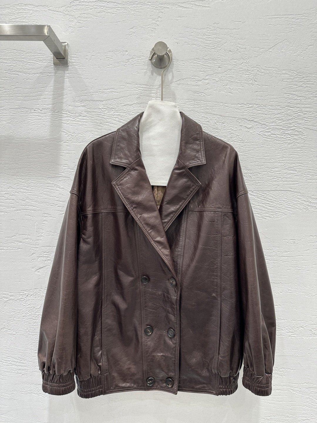 NO:755475,The exclusive first release of high-end original quality BrunelloCucin*26 early spring new product, double-breasted leather jacket at the counter!  Exclusively customized oil-waxed lambskin ~ large lapel design and high-end fashion!  Italian luxury minimalist style. The classic version can be sweet or salty, fashionable and high-end!  Versatile and easy to match, the upper body looks slimmer. Exclusively customized high-grade cotton and linen lining~exudes luxury!  Perfect workmanship quality depends on the details. Two colors S-XL. M size bust 116, shoulder width 57, sleeve length 48, clothing length 67., women's clothing, brunello cucinelli, jackets & coats, jackets & coats, sheepskin,19860909独家首发高端原单品质BrunelloCucin*26早春新品 专柜同步双排扣皮夹克外套！独家定制油蜡工艺小羊皮～大翻领设计版型高级时髦！意式奢华极简风.经典版型可甜可盐时髦又高级！百搭不挑人上身巨显瘦.独家定制高级棉麻里衬～尽显奢华气息！完美做工品质看细节.两色S-XL. M码胸围116,肩宽57,袖长48,衣长67.,女装,brunello cucinelli,jackets & coats,jackets & coats,sheepskin,,Women's clothing