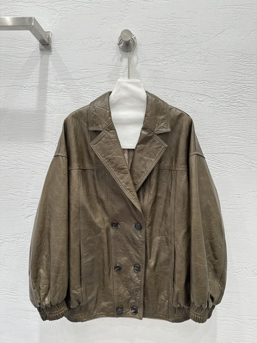 NO:723260,The exclusive first release of high-end original quality BrunelloCucin*26 early spring new product, double-breasted leather jacket at the counter!  Exclusively customized oil-waxed lambskin ~ large lapel design and high-end fashion!  Italian luxury minimalist style. The classic version can be sweet or salty, fashionable and high-end!  Versatile and easy to match, the upper body looks slimmer. Exclusively customized high-grade cotton and linen lining~exudes luxury!  Perfect workmanship quality depends on the details. Two colors S-XL. M size bust 116, shoulder width 57, sleeve length 48, clothing length 67., women's clothing, brunello cucinelli, jackets & coats, jackets & coats, sheepskin,19860909独家首发高端原单品质BrunelloCucin*26早春新品 专柜同步双排扣皮夹克外套！独家定制油蜡工艺小羊皮～大翻领设计版型高级时髦！意式奢华极简风.经典版型可甜可盐时髦又高级！百搭不挑人上身巨显瘦.独家定制高级棉麻里衬～尽显奢华气息！完美做工品质看细节.两色S-XL. M码胸围116,肩宽57,袖长48,衣长67.,女装,brunello cucinelli,jackets & coats,jackets & coats,sheepskin,,Women's clothing