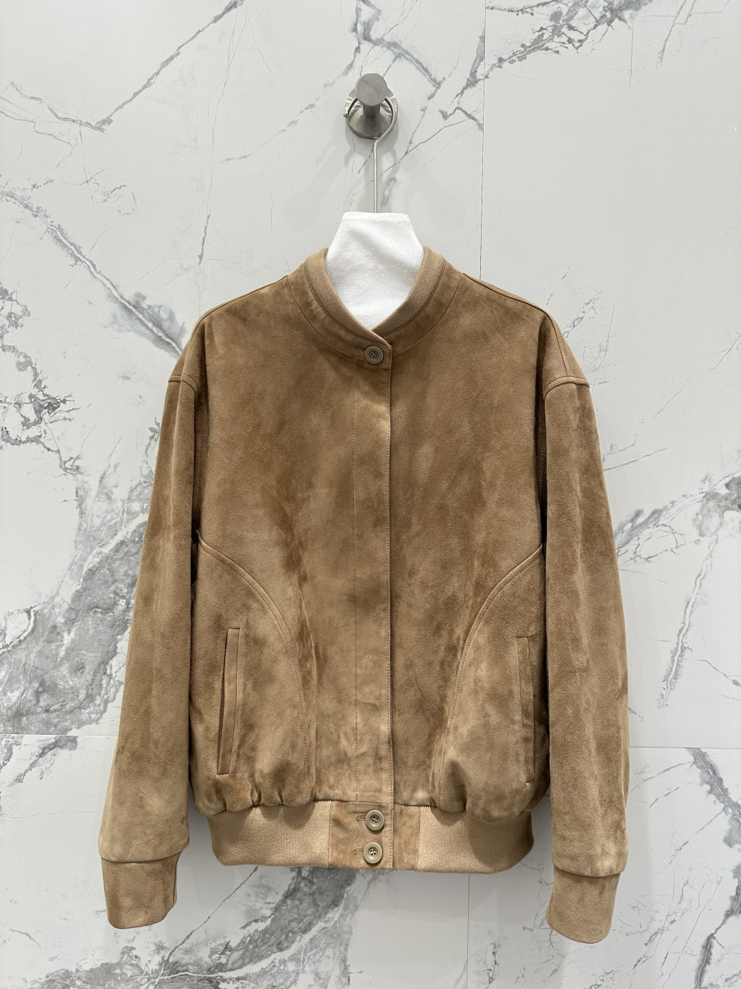 NO:755486,The exclusive first release of high-end original quality The r*w26 new spring clothing, old money style wear silhouette leather jacket!  Customized top-grade imported deerskin suede sheepskin, the leather feels oily, soft and delicate!  The original 3D three-dimensional tailoring looks simple and super heavy-duty!  The retro old money classic design is a huge favorite!  Dress in a casual and lazy style, with a fashionable and high-end temperament!  The perfect fit and sexy upper body!  Perfect workmanship quality depends on the details!  Two colors S-XL. M size bust 104, shoulder width 47, sleeve length 54, dress length 59., women's clothing, jackets & coats, leather jacket, sheepskin,19860909独家首发高端原单品质The r*w26春装新品 老钱风穿搭廓形皮衣外套！定制顶级进口鹿皮绒面羊皮,皮质肉感油润柔软又细腻！原版3D立体剪裁看似简单版型超重工！复古老钱经典设计超级大爱！穿搭随性的慵懒风,气质时髦又高级！完美版型上身又A又飒！完美做工品质看细节！两色S-XL. M码胸围104,肩宽47,袖长54,衣长59.,女装,jackets & coats,leather jacket,sheepskin,,Women's clothing