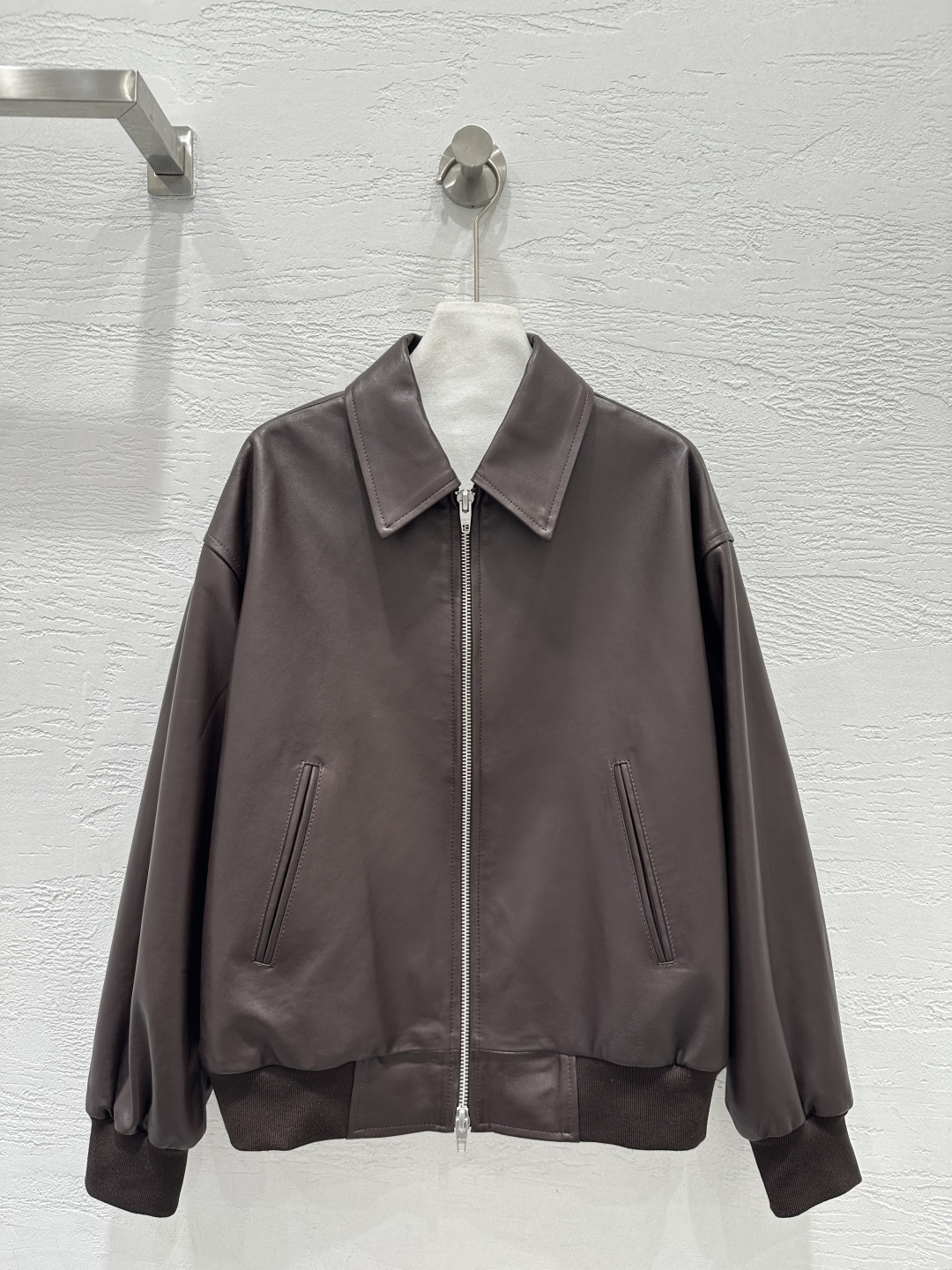 NO:755487,The exclusive first release of high-end original quality Celin*26 new spring clothing, the same style of celebrity men and women, retro modern flight jackets and leather jackets!  The large version is casual, handsome and fashionable!  Top-grade imported lambskin, the leather feels oily, soft and delicate!  Customized brown coffee color high-end tone!  The perfect original custom embroidered logo on the back~The original hardware accessories are retro American classics and I love them so much!  It has a cool and casual lazy style, and the perfect workmanship quality depends on the details!  Two colors from S to19860909独家首发高端原单品质Celin*26春装新品 明星同款男女同款复古摩登飞行夹克皮衣外套！大大的版型随性帅气又时髦！顶级进口小羊皮,皮质肉感油润柔软又细腻！定制棕咖色高级的调调！后背完美原版定制绣花logo～原版五金配件复古美式经典超级大爱！又A又飒随性的慵懒风,完美做工品质看细节！两色S-XL. M码胸围122,肩宽54,袖长55,衣长60.,赛琳-服装,celine,celine,jackets & coats,jackets & coats,leather jacket,sheepskin,,Women's clothing