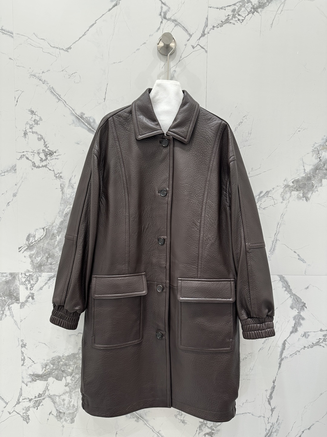 NO:870501,The exclusive first release of high-end original quality Rec*to new product, the same top-quality bubble leather lambskin windbreaker jacket as the Rose star!  A must-have for quality control wardrobes!  The custom leather is super delicate!  The elegant stand-up lapel style is chic and high-end!  It can be handsome or turn into a girly girl in seconds. Imported New Zealand lambskin. Original customized wide version, versatile and easy on the upper body. Super perfect workmanship and quality. Look at the details!  One color SML. M size bust 118, dropped shoulder sleeve length 75, dress length 95., women's clothing, jackets & coats, sheepskin,19860909独家首发高端原单品质Rec*to新品 Rose明星同款顶级泡泡皮小羊皮风衣外套！品质控衣橱必入！定制皮质超级细腻！气质立翻领版型又飒又高级！可以帅气也可以秒变软妹纸.进口新西兰小绵羊皮.原版定制阔版版型百搭不挑人上身超级正完美做工品质看细节！一色SML. M码胸围118,落肩袖长75,衣长95.,女装,jackets & coats,sheepskin,,Women's clothing