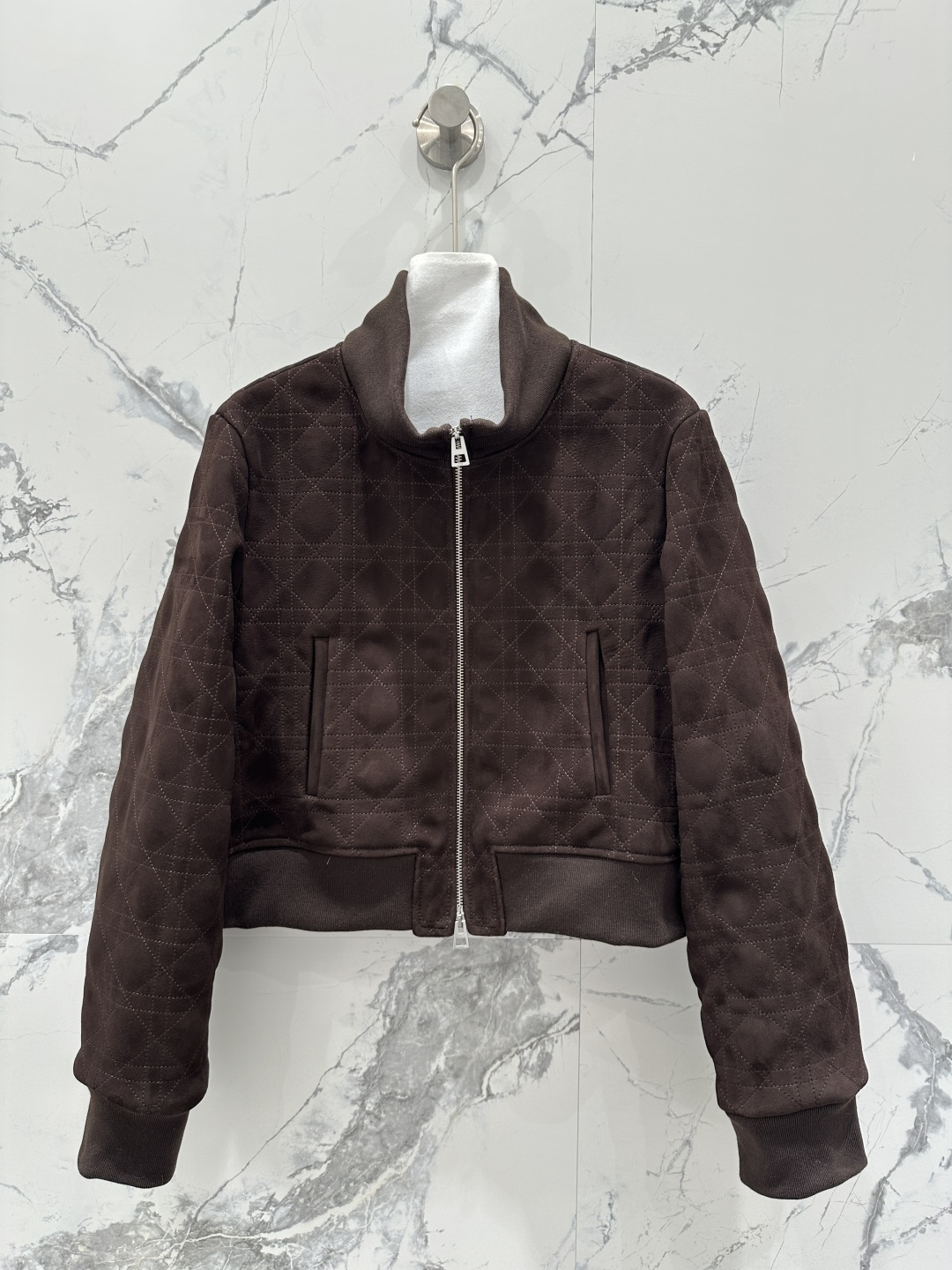 NO:755493,The exclusive first release of high-end original quality Dio*r26 early spring new product, Princess Diana's cannage pattern exclusive custom-made deerskin velvet jacket!  American modern and fashionable elements can be sweet or salty, top-grade imported deerskin velvet lambskin, the leather is oily, soft and delicate!  An elegant and stylish item, with original customized hardware accessories!  Perfect workmanship quality depends on the details!  Three colors S-XL. M size bust 108, shoulder width 41, sleeve length 62, dress length 48., Dior-clothing, dior, dior, jackets & coats, leather jacket, sheepskin,19860909独家首发高端原单品质Dio*r26早春新品 戴妃藤格纹独家定制鹿皮绒夹克皮衣！美式摩登时髦元素可甜可盐,顶级进口鹿皮绒小羊皮,皮质肉感油润柔软又细腻！又A又飒气质单品,原版定制五金配件！完美做工品质看细节！三色S-XL. M码胸围108,肩宽41,袖长62,衣长48.,迪奥-服装,dior,dior,jackets & coats,leather jacket,sheepskin,,Women's clothing