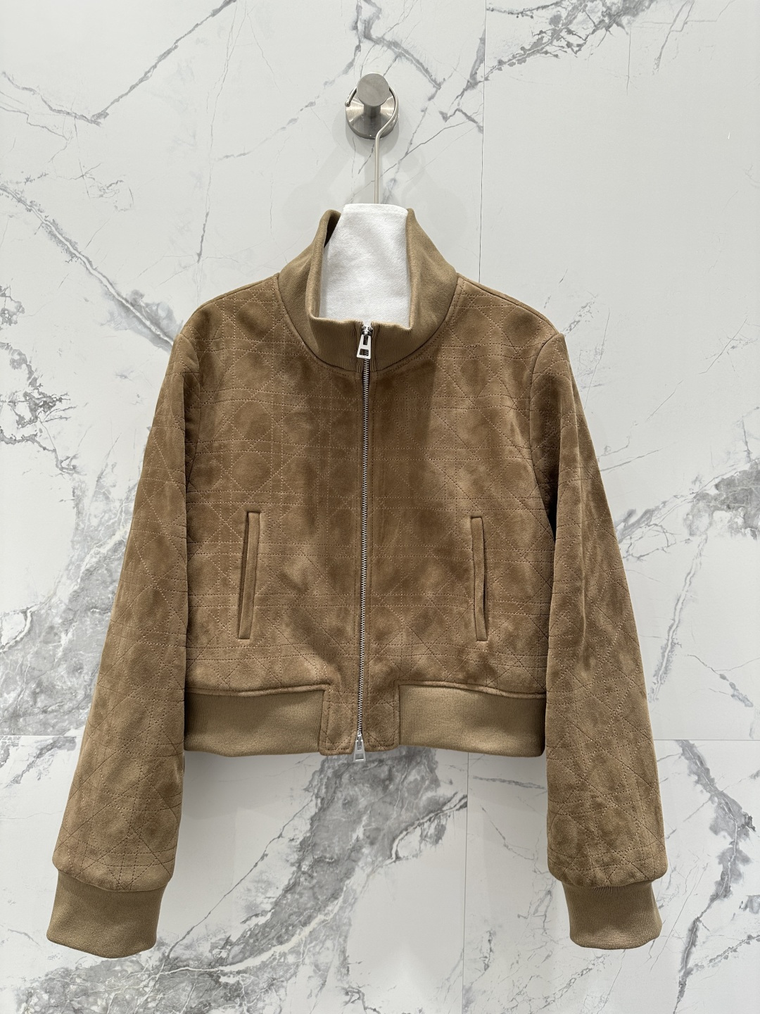 NO:890627,The exclusive first release of high-end original quality Dio*r26 early spring new product, Princess Diana's cannage pattern exclusive custom-made deerskin velvet jacket!  American modern and fashionable elements can be sweet or salty, top-grade imported deerskin velvet lambskin, the leather is oily, soft and delicate!  An elegant and stylish item, with original customized hardware accessories!  Perfect workmanship quality depends on the details!  Three colors S-XL. M size bust 108, shoulder width 41, sleeve length 62, dress length 48., Dior-clothing, dior, dior, jackets & coats, leather jacket, sheepskin,19860909独家首发高端原单品质Dio*r26早春新品 戴妃藤格纹独家定制鹿皮绒夹克皮衣！美式摩登时髦元素可甜可盐,顶级进口鹿皮绒小羊皮,皮质肉感油润柔软又细腻！又A又飒气质单品,原版定制五金配件！完美做工品质看细节！三色S-XL. M码胸围108,肩宽41,袖长62,衣长48.,迪奥-服装,dior,dior,jackets & coats,leather jacket,sheepskin,,Women's clothing