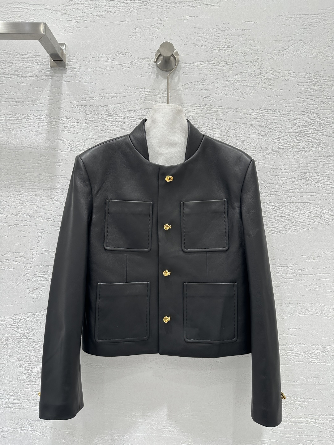 NO:755499,The exclusive first release of high-end original quality Bot*ega veneta26 early spring new product Charmaine Sheh's same retro modern fashionable leather jacket and small coat!  Short stand-up collar design!  The three-dimensional tailoring looks like a simple version but super heavy work!  Top-grade imported lambskin, the leather feels oily, soft and delicate!  Retro American classic, super favorite!  A classy and stylish high-end item, the perfect workmanship depends on the details!  One color SML. Size M bust 92, shoulder width 41, sleeve length 59, dress length 50., Bottega Veneta-clothing,bottega veneta,jackets & coats,jackets & coats,leather jacket,sheepskin,19860909独家首发高端原单品质Bot*ega veneta26早春新品 朱珠佘诗曼同款复古摩登时髦夹克皮衣小外套！小立领短款设计！立体剪裁看似简单版型超重工！顶级进口小羊皮,皮质肉感油润柔软又细腻！复古美式经典超级大爱！又A又飒的高级单品,完美做工品质看细节！一色SML. M码胸围92,肩宽41,袖长59,衣长50.,葆蝶家-服装,bottega veneta,jackets & coats,jackets & coats,leather jacket,sheepskin,,Women's clothing