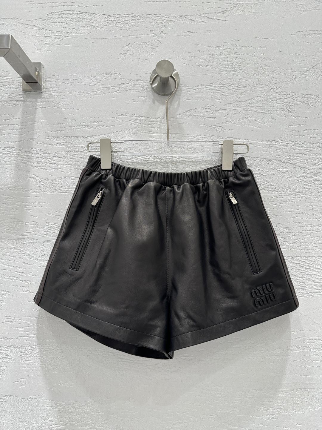 NO:872808,The exclusive first release of high-end original quality Miumi*u26 early spring new product sports style genuine leather shorts!  Original customized top-grade imported vegetable-tanned lambskin!  The leather is thick and delicate!  The contrasting ribbon on the side is a classic and versatile style for younger girls!  The elastic waist shorts are fashionable, handsome and sweet!  Versatile, no matter who you wear it!  Customized original hardware accessories!  Perfect workmanship quality depends on the details!  Two colors S-XL. M size waist 68, hip 98, pants length 37., Miu Miu-clothing, miumiu, shorts, sheepskin,19860909独家首发高端原单品质Miumi*u26早春新品 运动风真皮皮短裤！原版定制顶级进口植鞣小羊皮！皮质肉感厚实细腻！侧边撞色织带经典百搭减龄少女风！松紧腰超短裤时髦帅气可甜可盐！百搭不挑人穿！定制原版五金配件！完美做工品质看细节！两色S-XL. M码腰围68,臀围98,裤长37.,缪缪-服装,miumiu,shorts,sheepskin,,Women's clothing