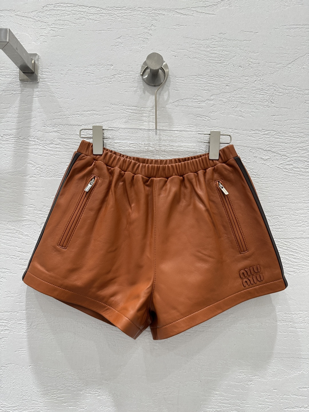 NO:755514,The exclusive first release of high-end original quality Miumi*u26 early spring new product sports style genuine leather shorts!  Original customized top-grade imported vegetable-tanned lambskin!  The leather is thick and delicate!  The contrasting ribbon on the side is a classic and versatile style for younger girls!  The elastic waist shorts are fashionable, handsome and sweet!  Versatile, no matter who you wear it!  Customized original hardware accessories!  Perfect workmanship quality depends on the details!  Two colors S-XL. M size waist 68, hip 98, pants length 37., Miu Miu-clothing, miumiu, shorts, sheepskin,19860909独家首发高端原单品质Miumi*u26早春新品 运动风真皮皮短裤！原版定制顶级进口植鞣小羊皮！皮质肉感厚实细腻！侧边撞色织带经典百搭减龄少女风！松紧腰超短裤时髦帅气可甜可盐！百搭不挑人穿！定制原版五金配件！完美做工品质看细节！两色S-XL. M码腰围68,臀围98,裤长37.,缪缪-服装,miumiu,shorts,sheepskin,,Women's clothing