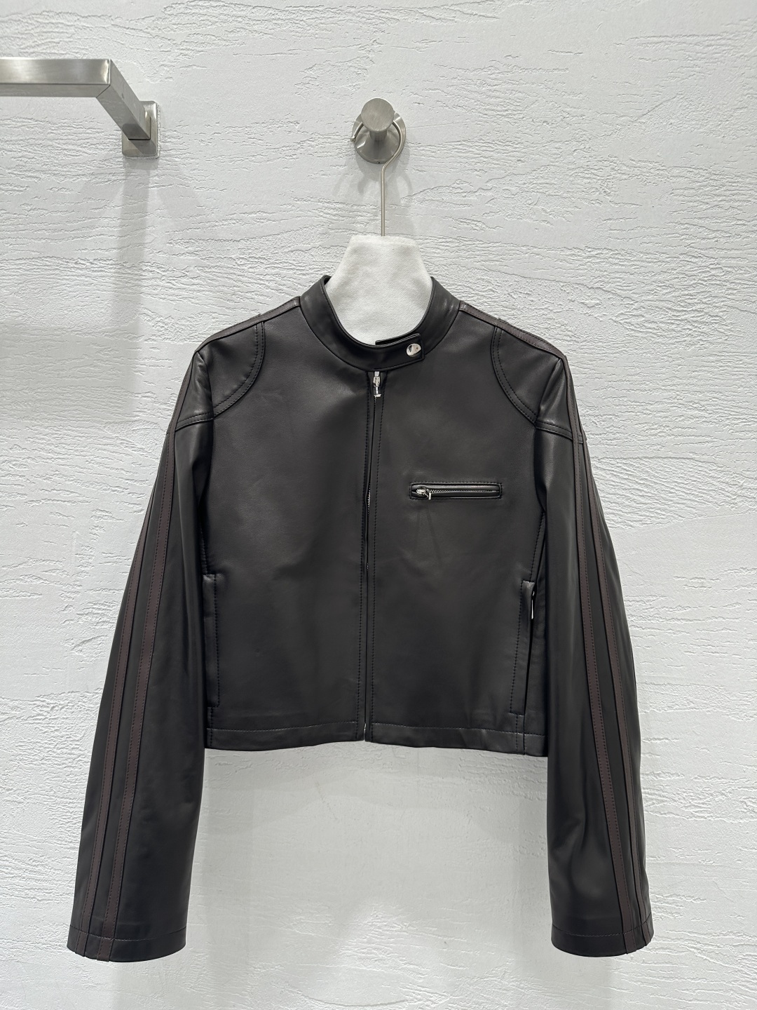 NO:872799,The exclusive first release of high-end original quality Miumi*u26 new early spring product flight jacket and genuine leather jacket!  Original customized top-grade imported vegetable-tanned lambskin!  The leather is thick and delicate!  The contrasting ribbon on the side is a classic and versatile style for younger girls!  Sweet girl’s age-reducing girlish style with a small stand-up collar design!  The classic silhouette is versatile and slimming!  Positioned leather embroidered letter logo, customized original hardware accessories!  Perfect workmanship quality depends on the details!  Two colors from S to19860909独家首发高端原单品质Miumi*u26早春新品 飞行夹克真皮皮衣外套！原版定制顶级进口植鞣小羊皮！皮质肉感厚实细腻！侧边撞色织带经典百搭减龄少女风！甜妹减龄少女风气质小立领设计！经典版型百搭又显瘦！定位贴皮刺绣字母logo,定制原版五金配件！完美做工品质看细节！两色S-XL. M码胸围94,肩宽38,袖长60,衣长45.,缪缪-服装,miumiu,jackets & coats,jackets & coats,leather jacket,sheepskin,,Women's clothing