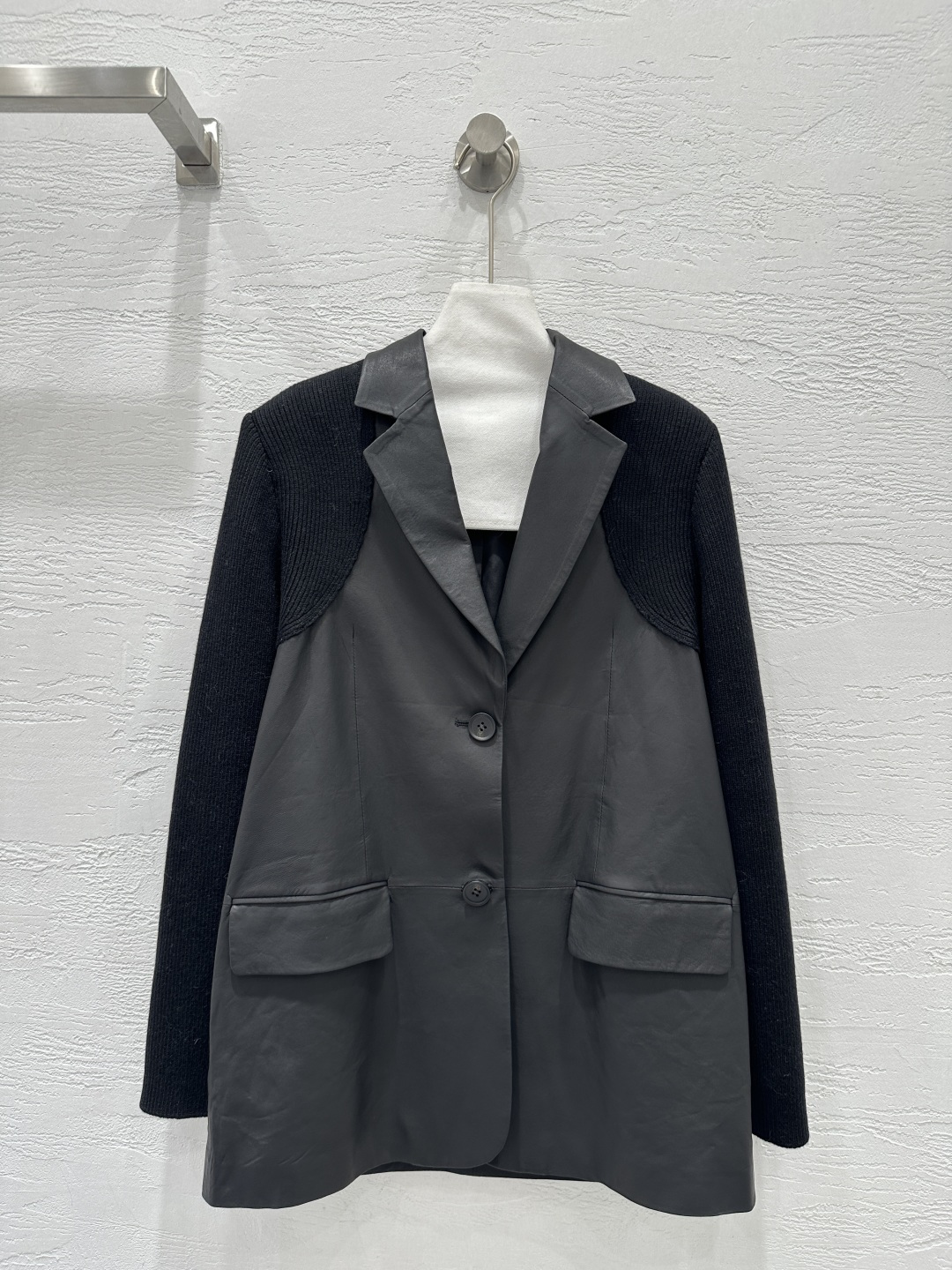 NO:755474,Exclusive first release of high-end original quality Lo* Piana26 early spring new product, high luxury style leather suit jacket!  Exclusively customized fine wool knitted stitching, soft, waxy and comfortable. Relaxed old money style outfit!  The lightly coated matte lambskin feels great!  The spliced ​​wool rib sleeves are low-key, luxurious and elegant. The classic version is versatile and easy to wear, and the perfect workmanship depends on the details!  One color S-XL. M size bust 102, shoulder width 40, sleeve length 65, dress length 76., women's clothing, jackets & coats, business suit, sheepskin,19860909独家首发高端原单品质Lo* Piana26早春新品 高奢风穿搭真皮西装外套！独家定制细腻羊毛针织拼接软糯舒适.松弛感老钱风穿搭！轻涂层哑光小羊皮质感超赞！拼接羊毛罗纹袖低调奢华气质优雅.经典版型百搭不挑人上身,完美做工品质看细节！一色S-XL. M码胸围102,肩宽40,袖长65,衣长76.,女装,jackets & coats,business suit,sheepskin,,Women's clothing