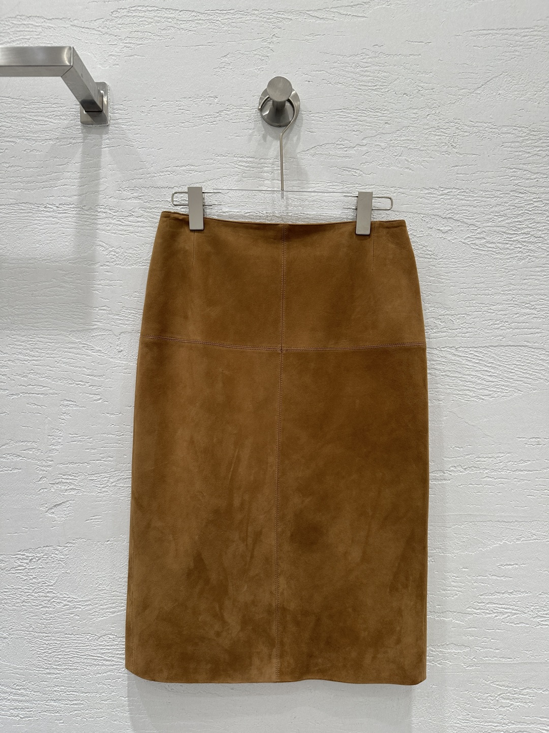 NO:755483,The exclusive first release of high-quality Thero*w26 early spring new product retro brown suede mid-length skirt!  Exclusive customized suede surface craftsmanship, sweet girl's age-reducing girlish style!  The classic silhouette is versatile and slimming!  Imported suede lambskin, extremely elegant and elegant ~ a must-have item in your wardrobe. Perfect workmanship and quality depends on the details!  One color S-XL. Size M waist 72, hip 90, skirt length 64., women's clothing, skirts, sheepskin, chamois leather,19860909独家首发高端品质Thero*w26早春新品 复古棕麂皮绒中长款半裙！独家定制麂皮绒面工艺,甜妹减龄少女风！经典版型百搭又显瘦！进口麂皮绒小羊皮,极其优雅显气质～衣橱必备气质单品.完美做工品质看细节！一色S-XL. M码腰围72,臀围90,裙长64.,女装,skirts,sheepskin,chamois leather,,Women's clothing