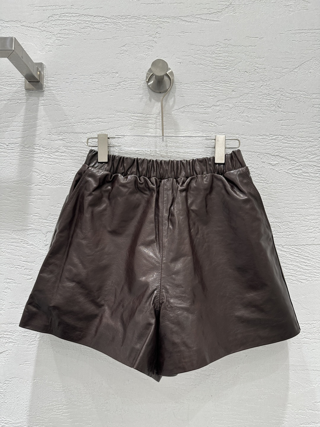 NO:755485,The exclusive first release of high-end original quality The ro*w26 early spring new product minimalist style versatile leather shorts!  Exclusively customized imported top-quality New Zealand lambskin!  The leather texture of oil and wax craftsmanship is unparalleled!  The classic version is high-end, fashionable and handsome!  The upper body looks slim!  The three-dimensional tailoring is versatile and not picky. The perfect workmanship quality depends on the details!  One color S-XL. Size M waist 64, hip 100, pants length 40., women's clothing, shorts, sheepskin,19860909独家首发高端原单品质The ro*w26早春新品 极简风百搭款皮短裤！独家定制进口顶级新西兰小羊皮！油蜡工艺皮质质感绝绝子！经典版型高级时髦又帅气！上身巨显瘦！立体裁版型百搭不挑人.完美做工品质看细节！一色S-XL. M码腰围64,臀围100,裤长40.,女装,shorts,sheepskin,,Women's clothing