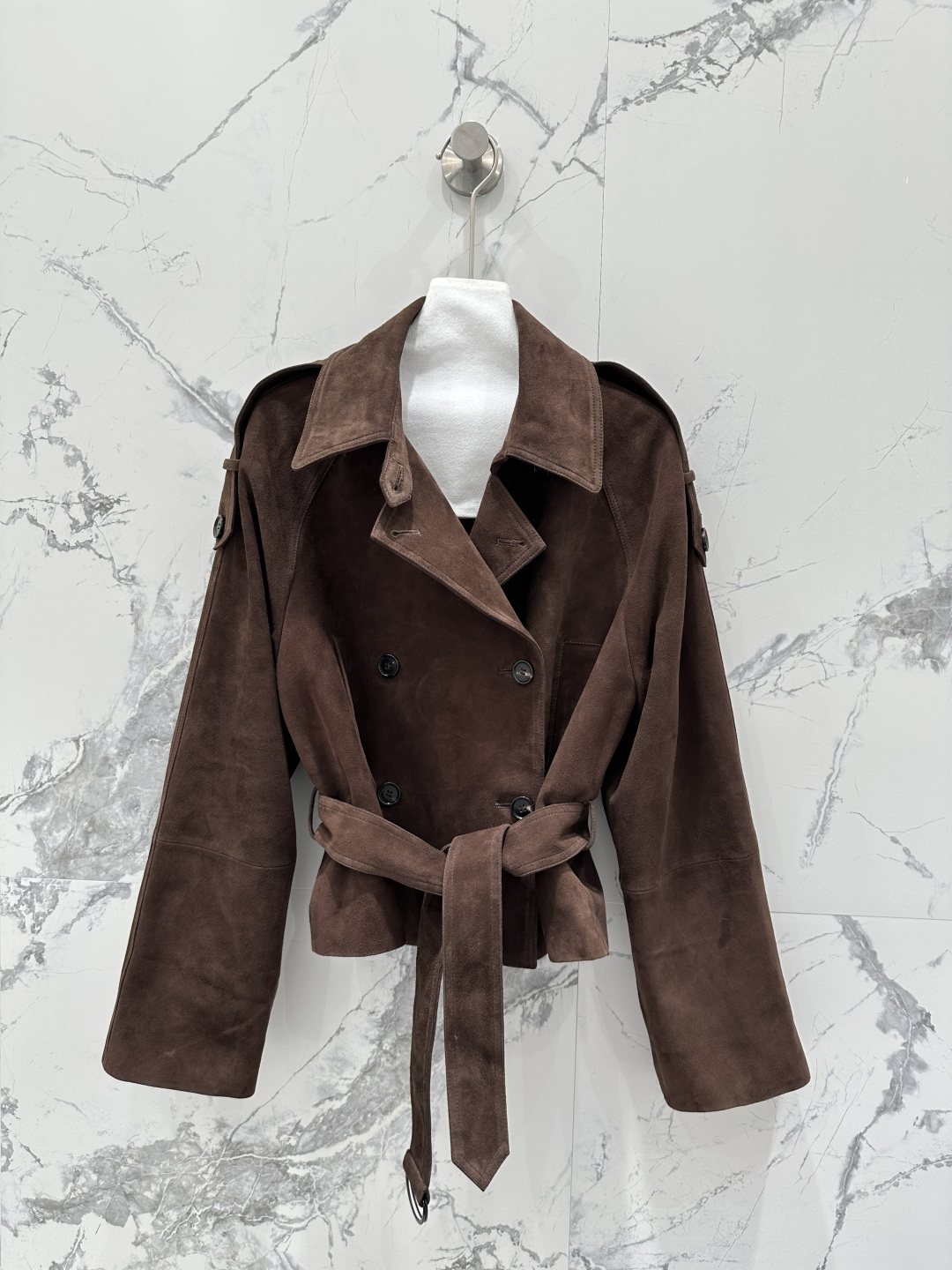 NO:774400,The exclusive first release of high-end original quality Liu Wen's same 26 early spring new product, the counter-synchronized suede double-breasted leather jacket!  Exclusively customized suede craftsmanship, large lapels and belt design, waist-cinching style, high-end and fashionable!  Italian luxury minimalist style. The classic version can be sweet or salty, fashionable and high-end!  Versatile and easy to match, the upper body looks slimmer. The perfect workmanship quality depends on the details!  One color S-XL. M size bust 106, dropped shoulder sleeve length 75, dress length 55., women's clothing, jackets & coats, jackets & coats, chamois leather,19860909独家首发高端原单品质刘雯同款26早春新品 专柜同步麂皮绒双排扣皮夹克外套！独家定制麂皮绒面工艺,大翻领系腰带设计收腰版型高级时髦！意式奢华极简风.经典版型可甜可盐时髦又高级！百搭不挑人上身巨显瘦.完美做工品质看细节！一色S-XL. M码胸围106,落肩袖长75,衣长55.,女装,jackets & coats,jackets & coats,chamois leather,,Women's clothing