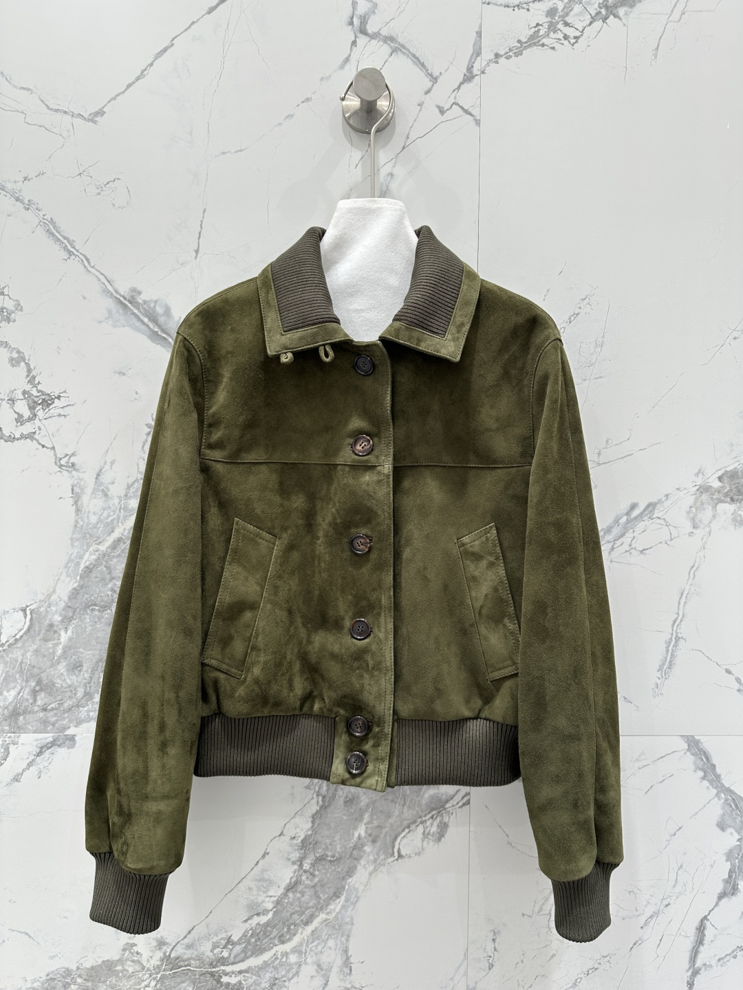 NO:755484,Exclusive first release of high-end original quality Lo* Piana equestrian style genuine leather short jacket!  Exclusively customized 18-needle fine cashmere knitted lining, soft and comfortable. Imported suede suede craftsmanship!  Relaxed old money style outfit!  The imported suede lambskin feels great!  The spliced ​​wool rib collar is low-key, luxurious and elegant. The classic version is versatile and easy to wear, and the perfect workmanship depends on the details!  Three colors S-XL. M size bust 100, shoulder width 39, sleeve length 60, dress length 54., women's clothing, jackets & coats, jackets & coats, sheepskin, chamois leather,19860909独家首发高端原单品质Lo* Piana 马术骑士风真皮短款夹克外套！独家定制18针细腻羊绒针织里衬软糯舒适.进口麂皮绒面工艺！松弛感老钱风穿搭！进口麂皮绒小羊皮质感超赞！拼接羊毛罗纹领低调奢华气质优雅.经典版型百搭不挑人上身,完美做工品质看细节！三色S-XL. M码胸围100,肩宽39,袖长60,衣长54.,女装,jackets & coats,jackets & coats,sheepskin,chamois leather,,Women's clothing