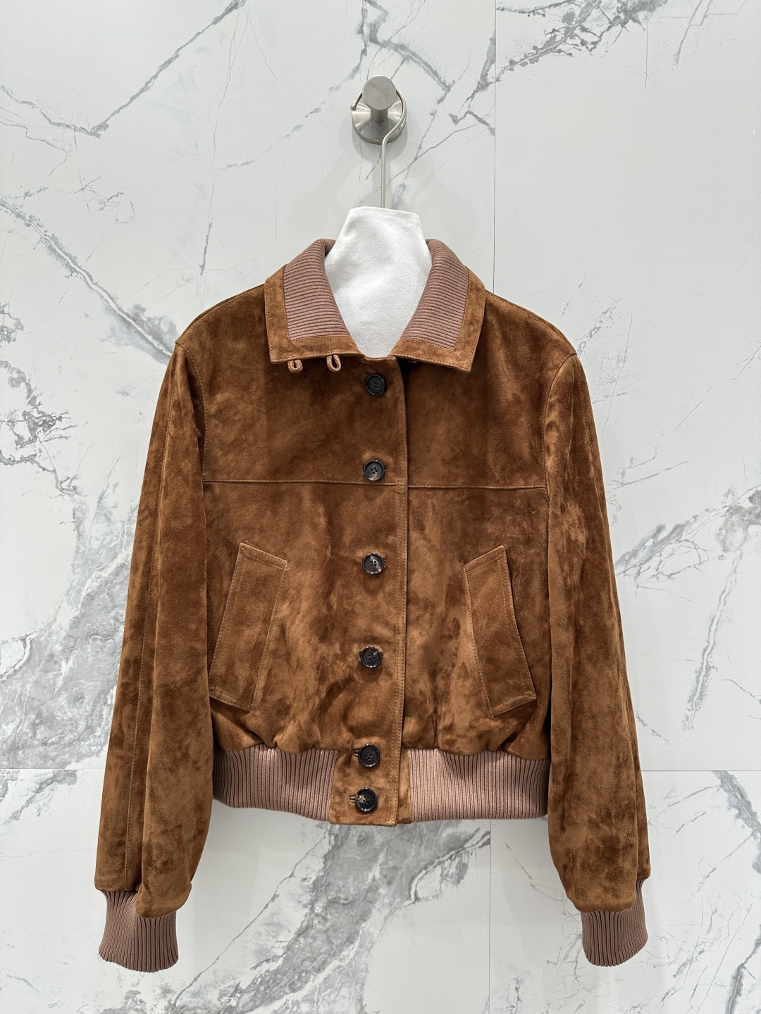 NO:755480,Exclusive first release of high-end original quality Lo* Piana equestrian style genuine leather short jacket!  Exclusively customized 18-needle fine cashmere knitted lining, soft and comfortable. Imported suede suede craftsmanship!  Relaxed old money style outfit!  The imported suede lambskin feels great!  The spliced ​​wool rib collar is low-key, luxurious and elegant. The classic version is versatile and easy to wear, and the perfect workmanship depends on the details!  Three colors S-XL. M size bust 100, shoulder width 39, sleeve length 60, dress length 54., women's clothing, jackets & coats, jackets & coats, sheepskin, chamois leather,19860909独家首发高端原单品质Lo* Piana 马术骑士风真皮短款夹克外套！独家定制18针细腻羊绒针织里衬软糯舒适.进口麂皮绒面工艺！松弛感老钱风穿搭！进口麂皮绒小羊皮质感超赞！拼接羊毛罗纹领低调奢华气质优雅.经典版型百搭不挑人上身,完美做工品质看细节！三色S-XL. M码胸围100,肩宽39,袖长60,衣长54.,女装,jackets & coats,jackets & coats,sheepskin,chamois leather,,Women's clothing