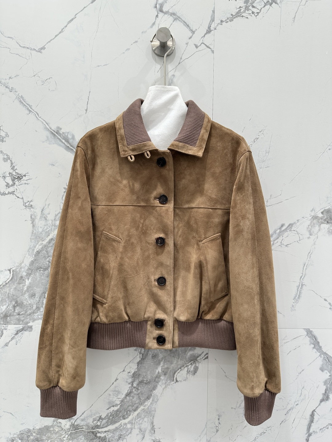 NO:755476,Exclusive first release of high-end original quality Lo* Piana equestrian style genuine leather short jacket!  Exclusively customized 18-needle fine cashmere knitted lining, soft and comfortable. Imported suede suede craftsmanship!  Relaxed old money style outfit!  The imported suede lambskin feels great!  The spliced ​​wool rib collar is low-key, luxurious and elegant. The classic version is versatile and easy to wear, and the perfect workmanship depends on the details!  Three colors S-XL. M size bust 100, shoulder width 39, sleeve length 60, dress length 54., women's clothing, jackets & coats, jackets & coats, sheepskin, chamois leather,19860909独家首发高端原单品质Lo* Piana 马术骑士风真皮短款夹克外套！独家定制18针细腻羊绒针织里衬软糯舒适.进口麂皮绒面工艺！松弛感老钱风穿搭！进口麂皮绒小羊皮质感超赞！拼接羊毛罗纹领低调奢华气质优雅.经典版型百搭不挑人上身,完美做工品质看细节！三色S-XL. M码胸围100,肩宽39,袖长60,衣长54.,女装,jackets & coats,jackets & coats,sheepskin,chamois leather,,Women's clothing