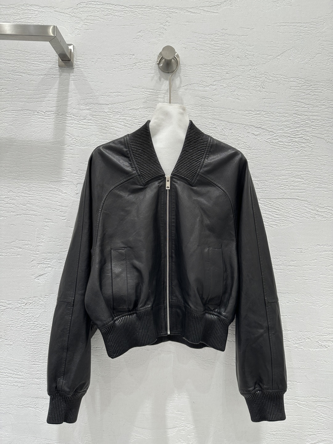 NO:755468,The exclusive first release of high-end original quality Jennie's new early spring product, imported top-grade lambskin jacket!  Classic casual short style with elastic hem design, high fashion and handsome!  The upper body looks slim!  The three-dimensional tailoring is versatile and not picky. Imported goatskin vegetable tanning technology!  The leather is soft and delicate, and the texture is invincible. The loose fit is versatile and makes your upper body slimmer and taller!  Perfect workmanship quality depends on the details!  One color SML. No limit to M size bust, dropped shoulder sleeve length 75, dress length 52., women's clothing, jackets & coats, jackets & coats, sheepskin,19860909独家首发高端原单品质Jennie同款早春新品 进口顶级小羊皮夹克外套！经典休闲短款 松紧下摆设计高级时髦又帅气！上身巨显瘦！立体裁版型百搭不挑人.进口山羊皮植鞣工艺！皮质柔软细腻,质感无敌宽松版型百搭上身显瘦又高挑！完美做工品质看细节！一色SML. M码胸围不限,落肩袖长75,衣长52.,女装,jackets & coats,jackets & coats,sheepskin,,Women's clothing