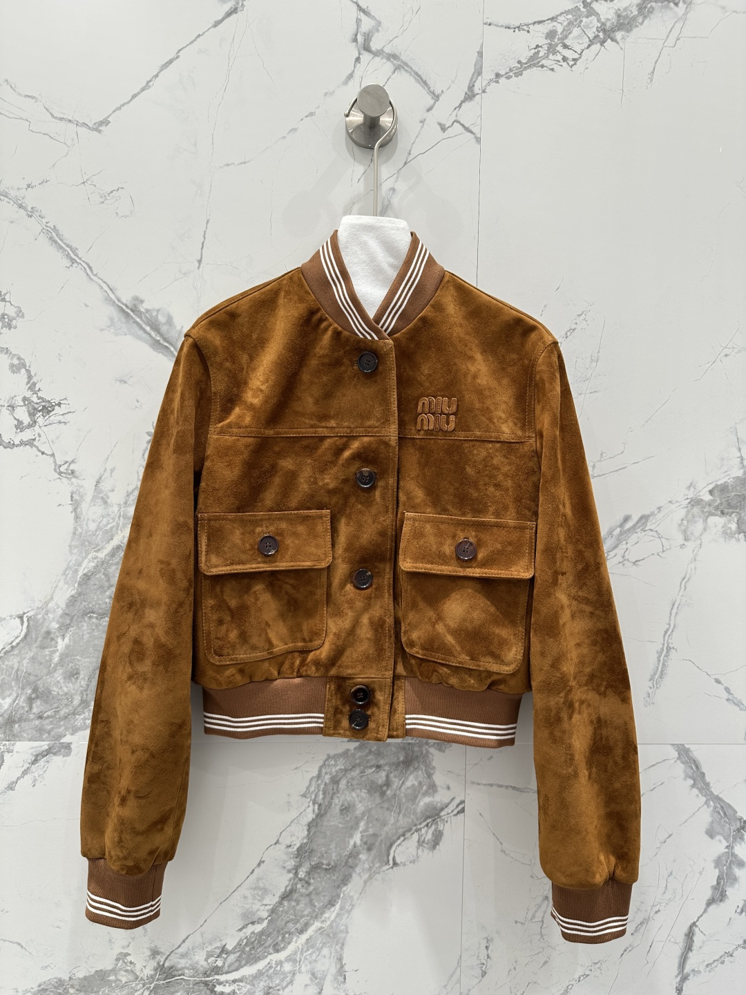 NO:755511,The exclusive first release of high-end original quality Miumi*u26 early spring new product MIU girl can reveal the style suede short leather jacket!  Sweet girl's age-reducing girlish style, heavy thread splicing design!  The workwear double-pocket three-dimensional cut is a small and short version that is versatile and slimming!  Imported suede lambskin, positioning embroidered letter logo, a sweet and cool must-have item for fashionable girl's wardrobe. For perfect workmanship, the quality depends on the details!  One color SML. L size bust 98, shoulder width 41, sleeve length 63, dress length 49., Miu Miu-clothing, miumiu, jackets & coats, leather jacket, sheepskin, chamois leather,19860909独家首发高端原单品质Miumi*u26早春新品 miu系少女可露丽风麂皮绒短款皮衣外套！甜妹减龄少女风气质,重磅螺纹拼接设计！工装双口袋立体剪裁小短款版型百搭又显瘦！进口麂皮绒小羊皮,定位贴皮刺绣字母logo,甜酷的时髦少女衣橱必备气质单品.完美做工品质看细节！一色SML. L码胸围98,肩宽41,袖长63,衣长49.,缪缪-服装,miumiu,jackets & coats,leather jacket,sheepskin,chamois leather,,Women's clothing