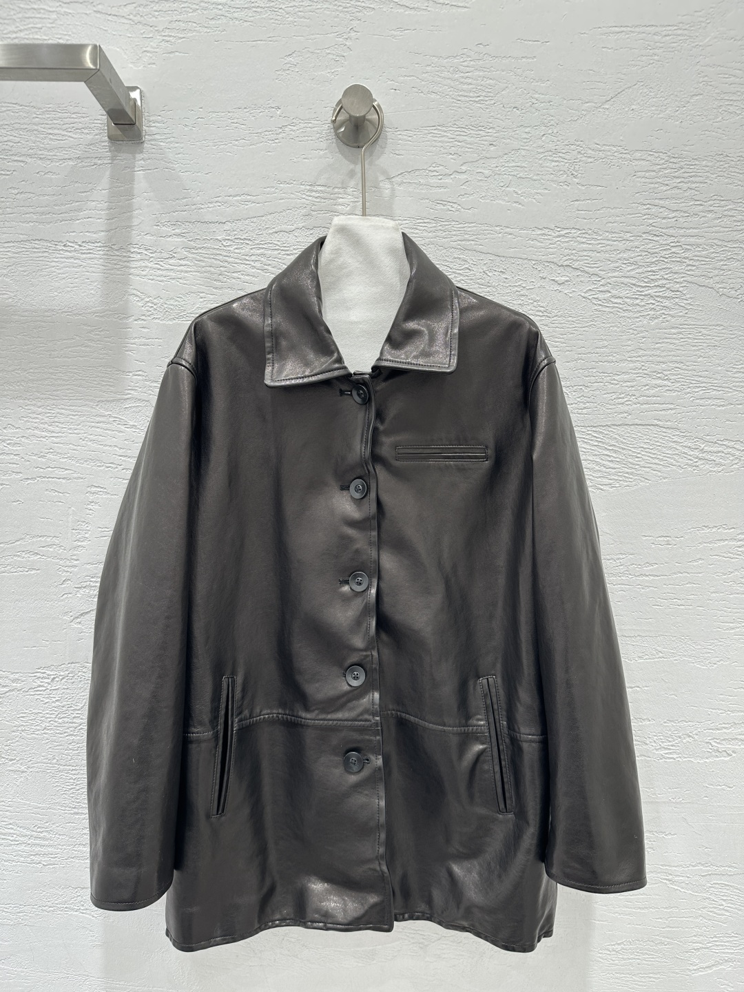 NO:755470,The exclusive first release of original quality Korean early spring new products, top-quality lambskin vegetable-tanned washed leather suits!  A must-have for young ladies with concave shapes~Imported goat Hepburn vegetable tanned leather. Imported washing process. 3D three-dimensional tailoring. The seemingly simple version has a great effect on the upper body!  The classic wide suit design is a super versatile style that I love!  Casual and lazy style!  The temperament is fashionable and high-end!  The perfect fit and sexy upper body!  Pure handicrafts, perfect smooth lines, handsome and capable. Perfect workmanship quality depends on the details!  Two-color SML. Size S, bust 112, shoulder width 45, sleeve length 56, dress length 73., women's clothing, business suit, sheepskin,19860909独家首发原单品质韩国早春新品 顶级小羊皮植鞣洗水皮西装！小姐姐凹造型必备～进口山羊赫本植鞣皮.进口洗水工艺.3D立体剪裁看似简单版型上身效果超赞！经典阔版西装版型设计超级大爱百搭款！随性的慵懒风！气质时髦又高级！完美版型上身又A又飒！纯手工艺完美流畅线条感 帅气干练.完美做工品质看细节！两色SML. S码胸围112,肩宽45,袖长56,衣长73.,女装,business suit,sheepskin,,Women's clothing